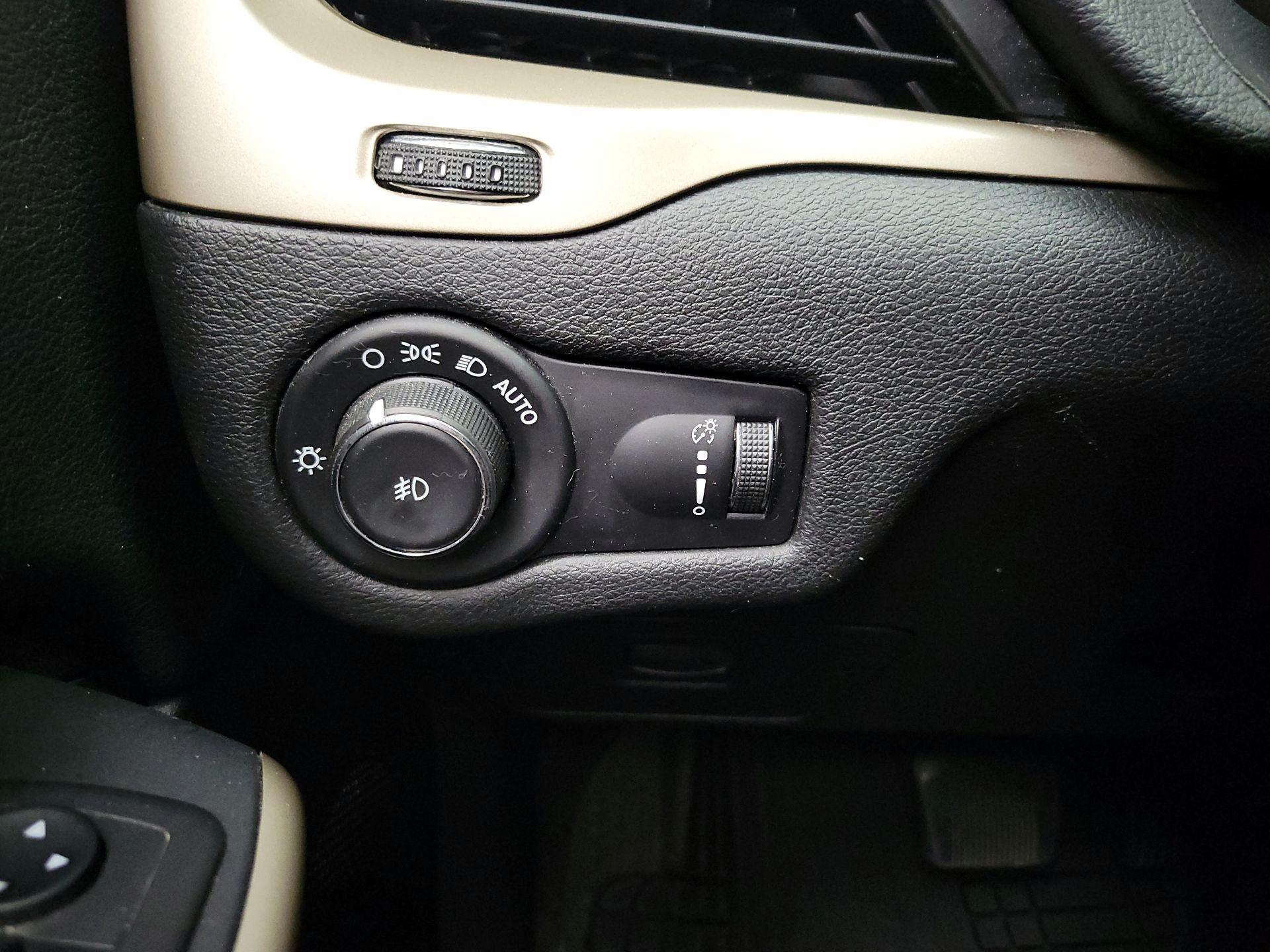 Thumbnail: 2018 Jeep Cherokee - 13