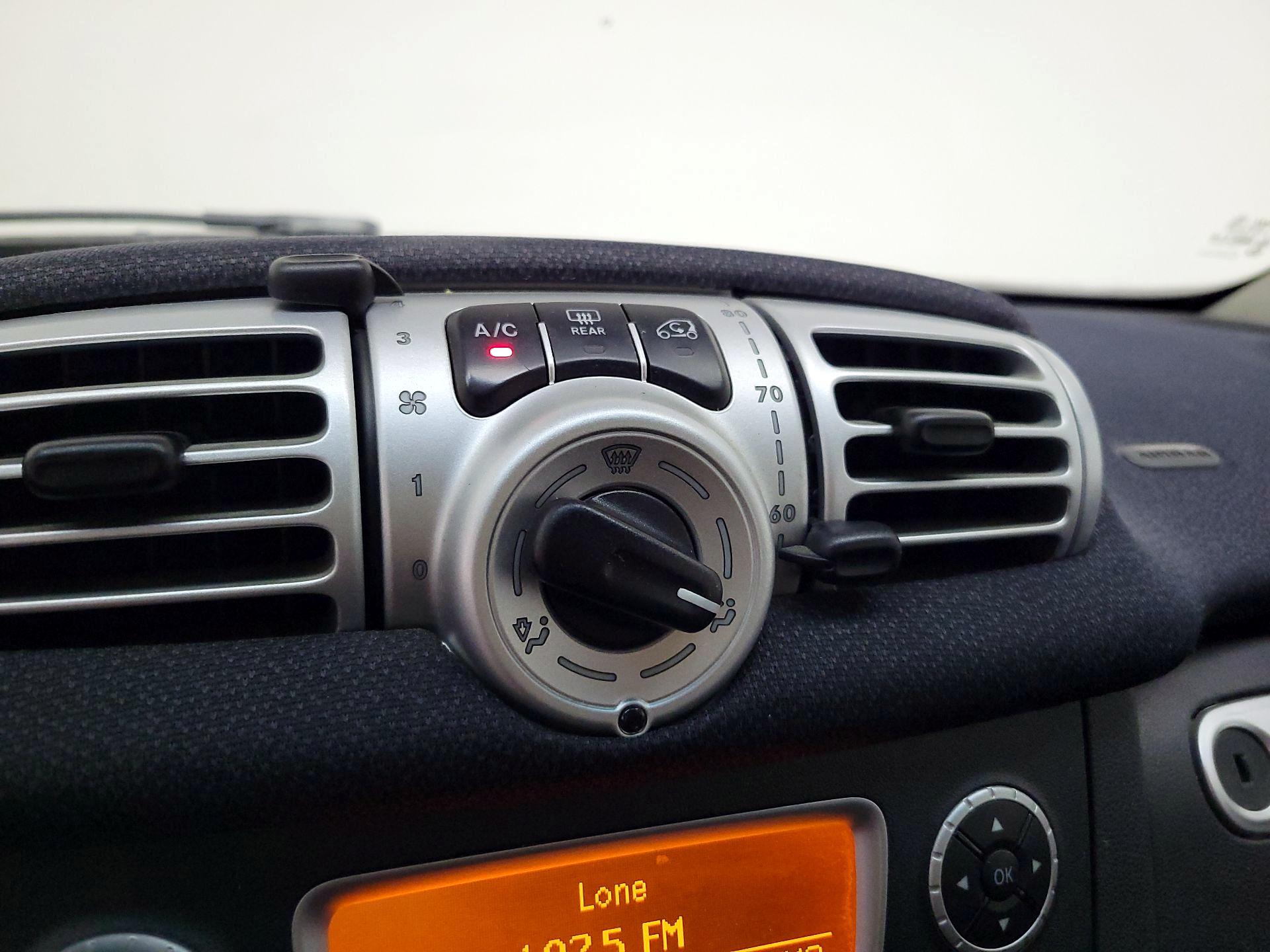 Thumbnail: 2015 smart fortwo - 14