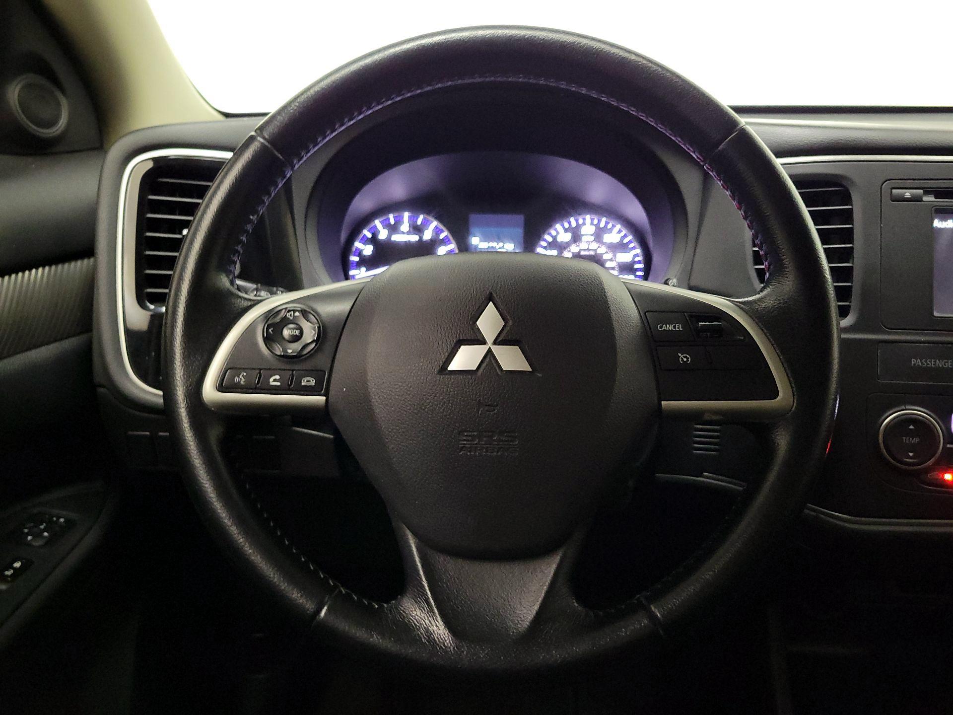 Thumbnail: 2015 Mitsubishi Outlander - 10