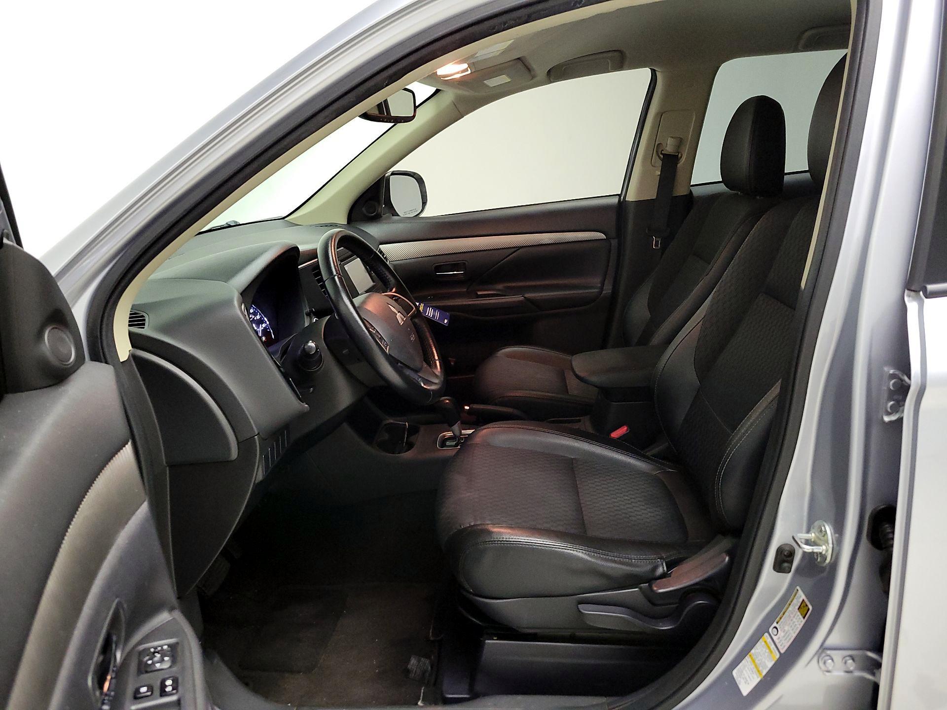 Thumbnail: 2015 Mitsubishi Outlander - 11
