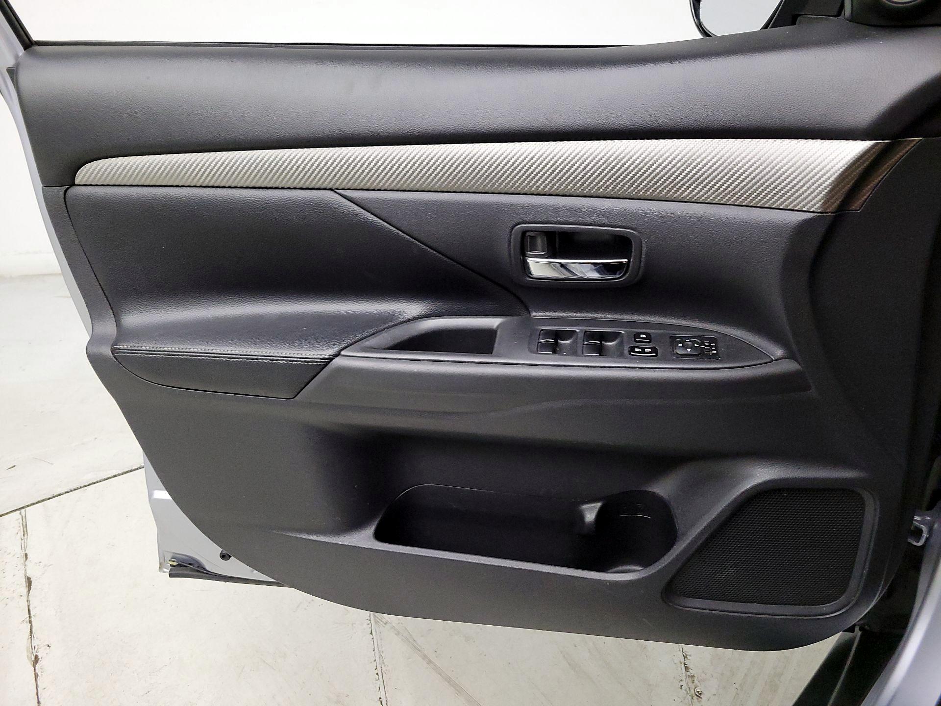 Thumbnail: 2015 Mitsubishi Outlander - 12
