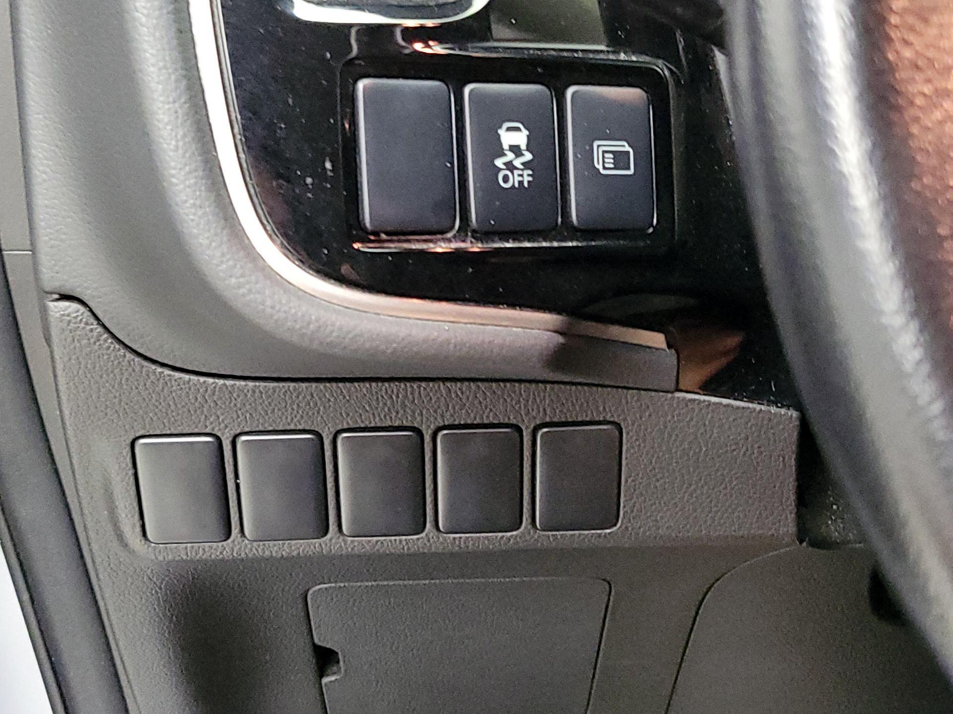 Thumbnail: 2015 Mitsubishi Outlander - 13