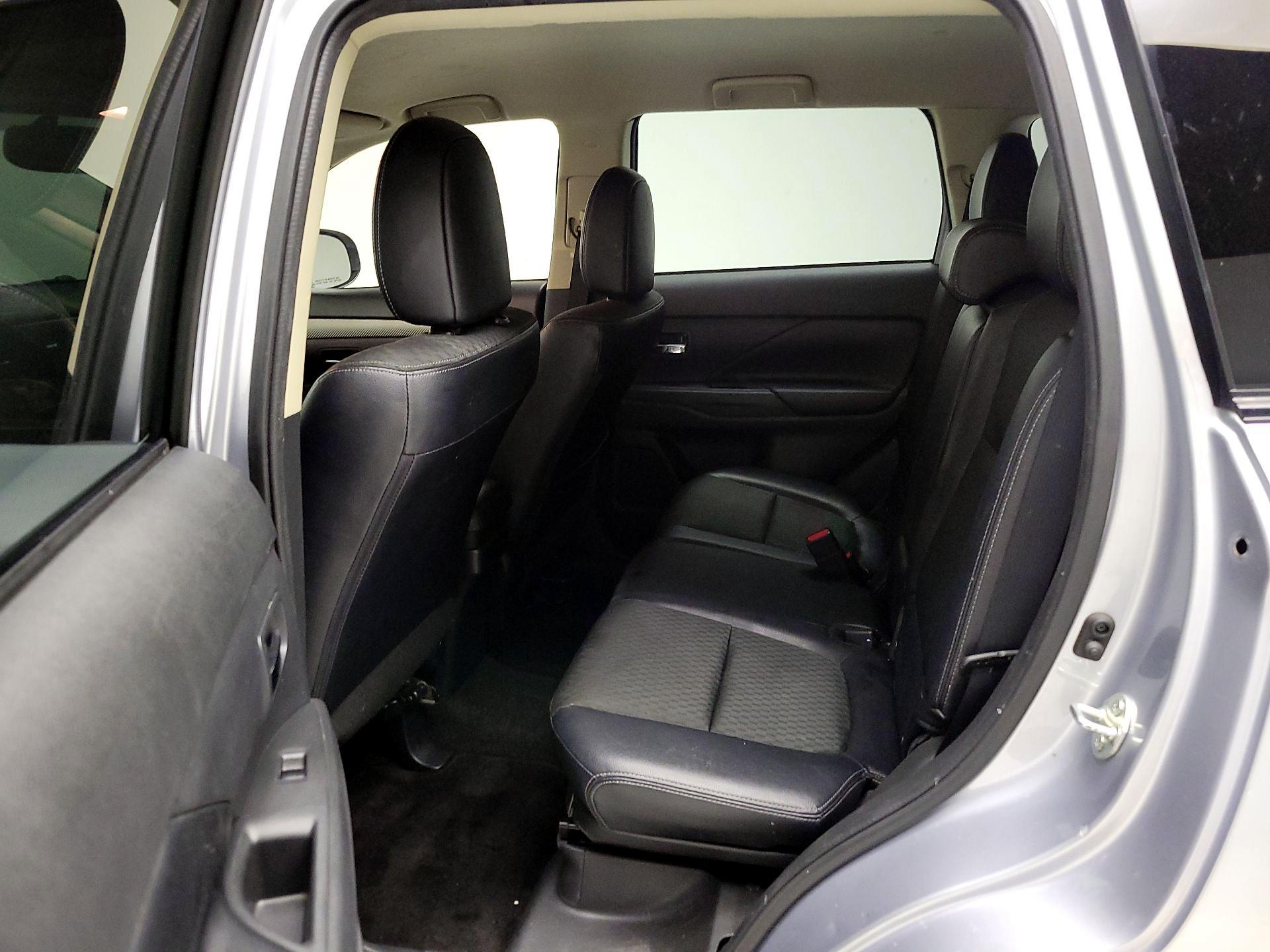 Thumbnail: 2015 Mitsubishi Outlander - 19