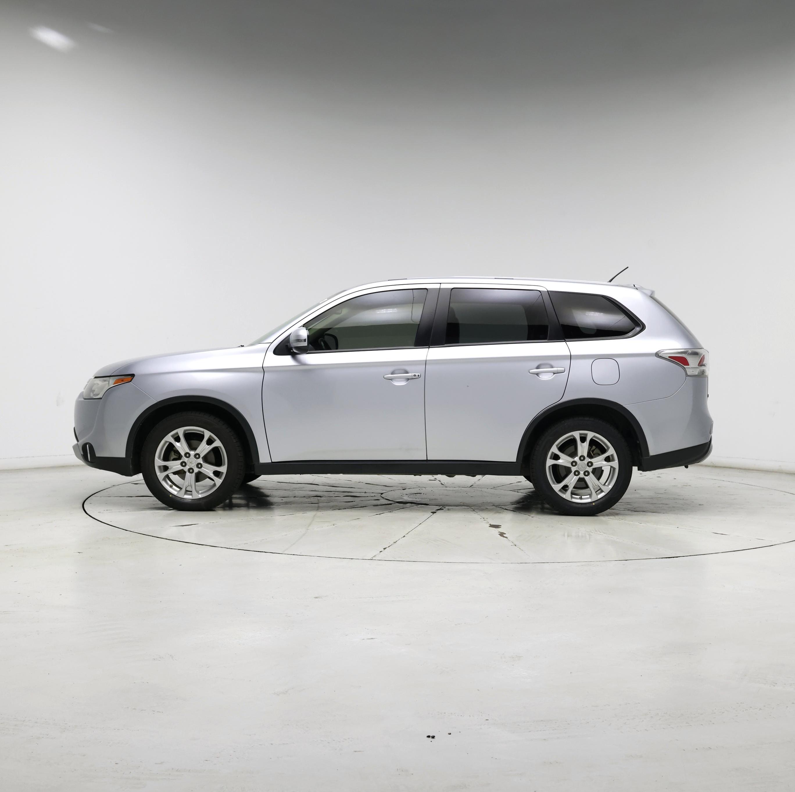 Thumbnail: 2015 Mitsubishi Outlander - 3