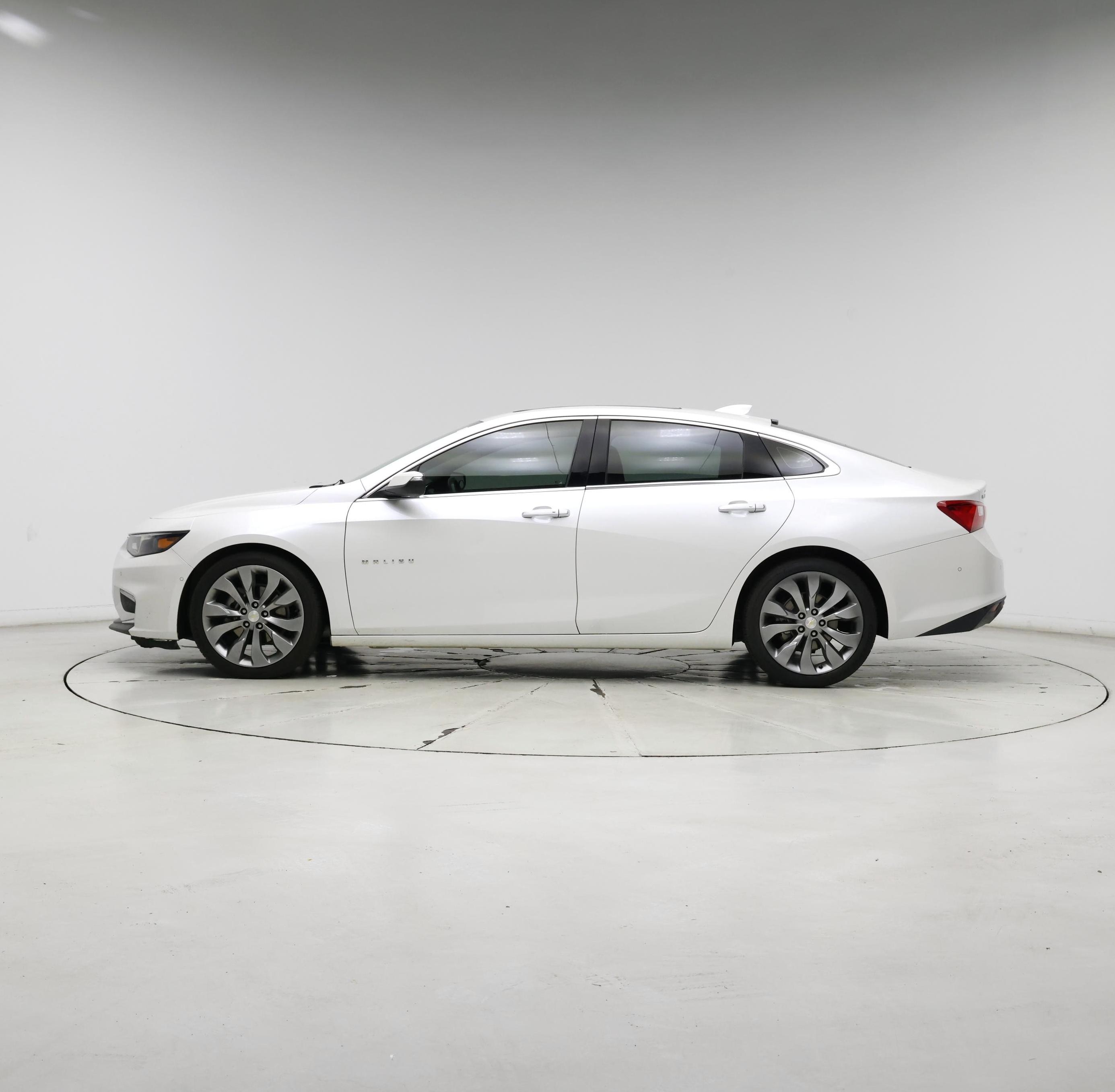 Thumbnail: 2016 Chevrolet Malibu - 3