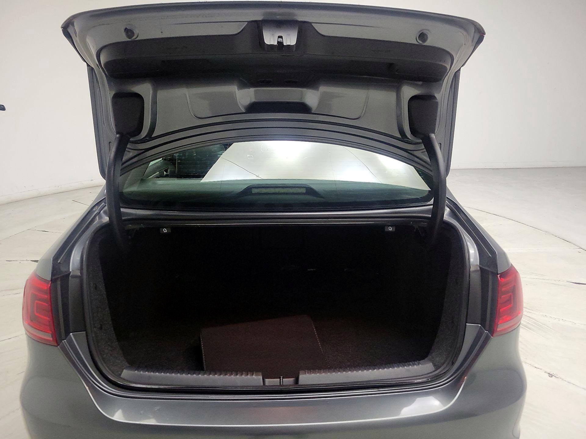 Thumbnail: 2014 Volkswagen Jetta - 19
