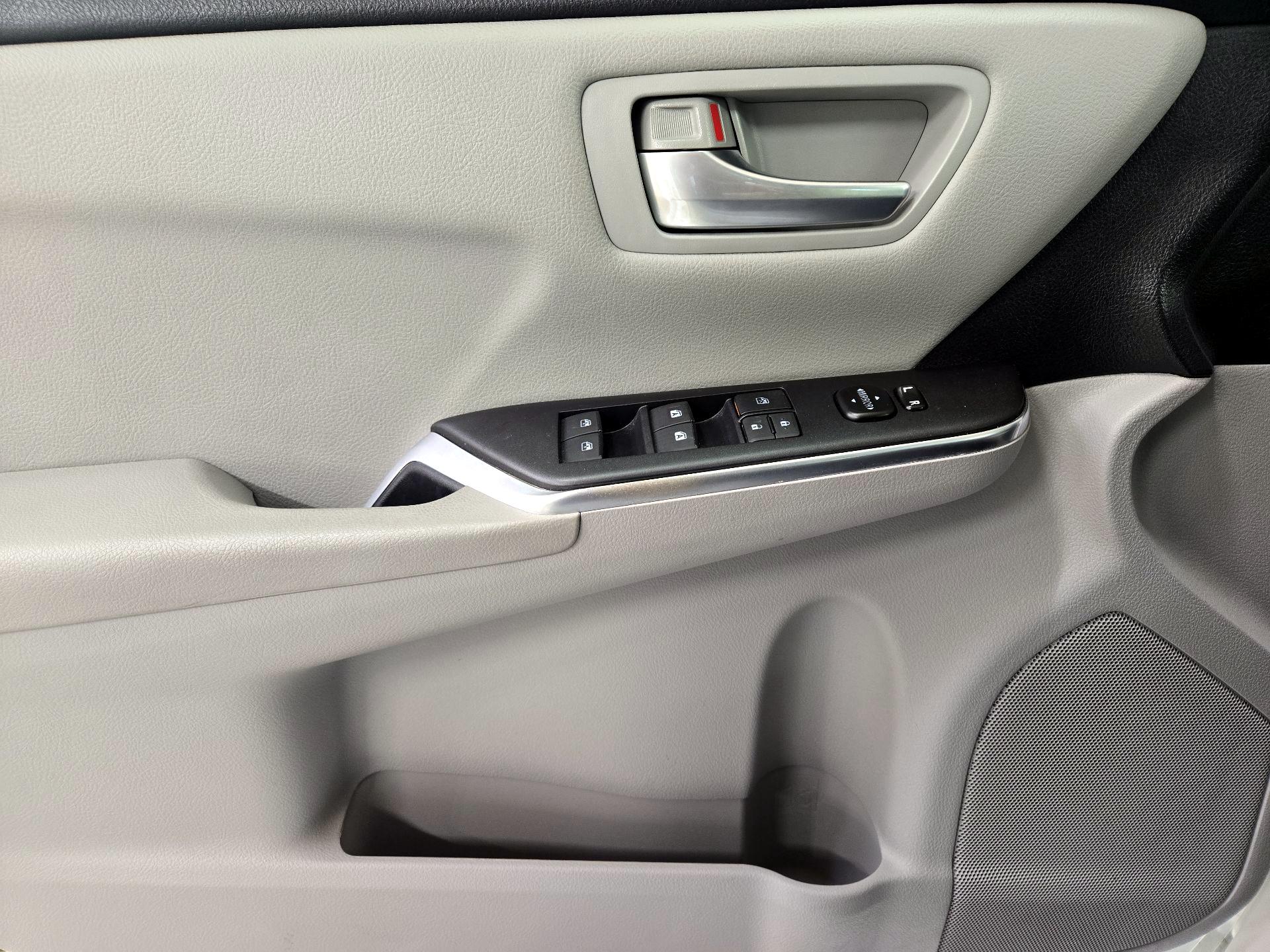 Thumbnail: 2016 Toyota Camry - 12