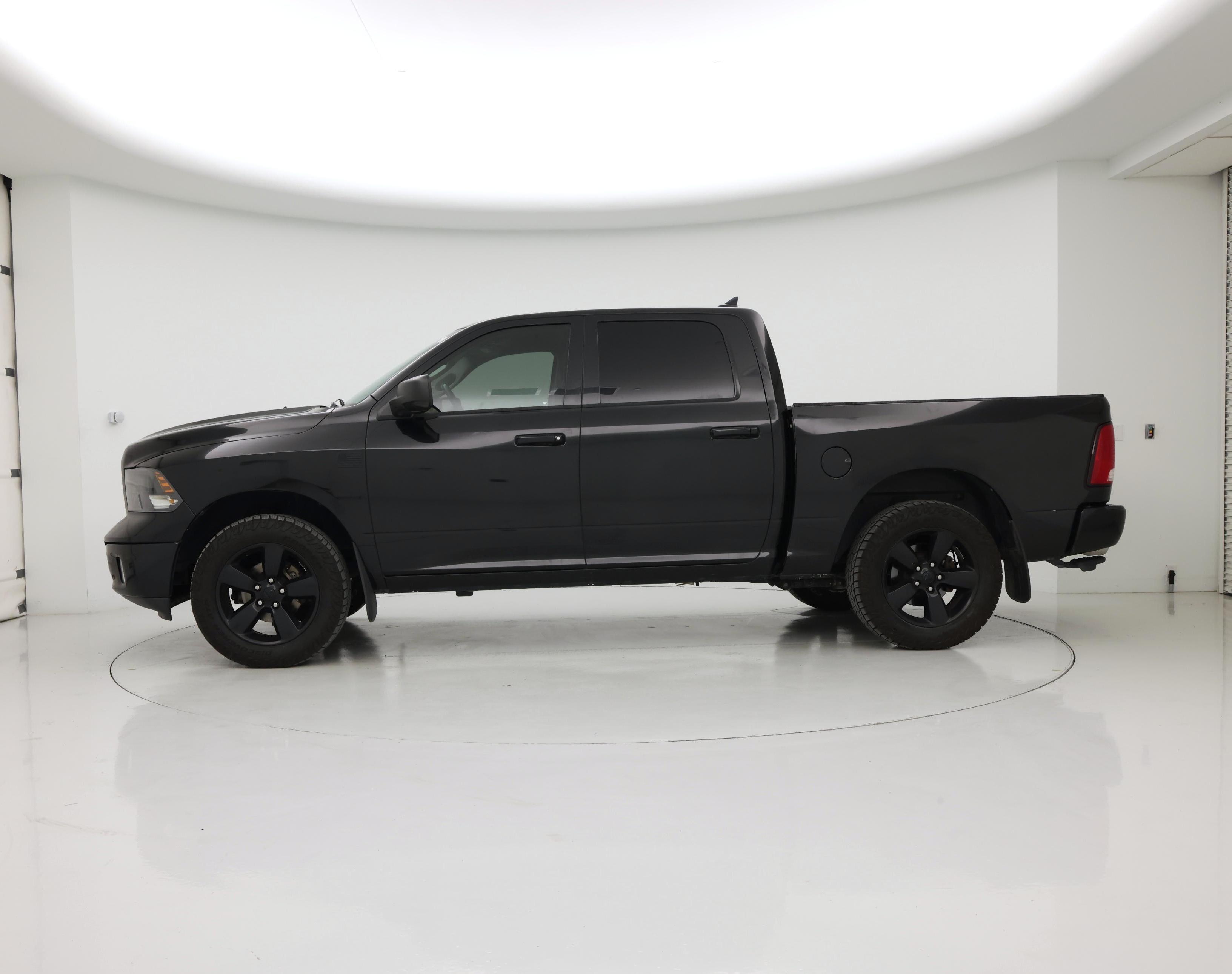 Thumbnail: 2019 RAM 1500 Classic - 3