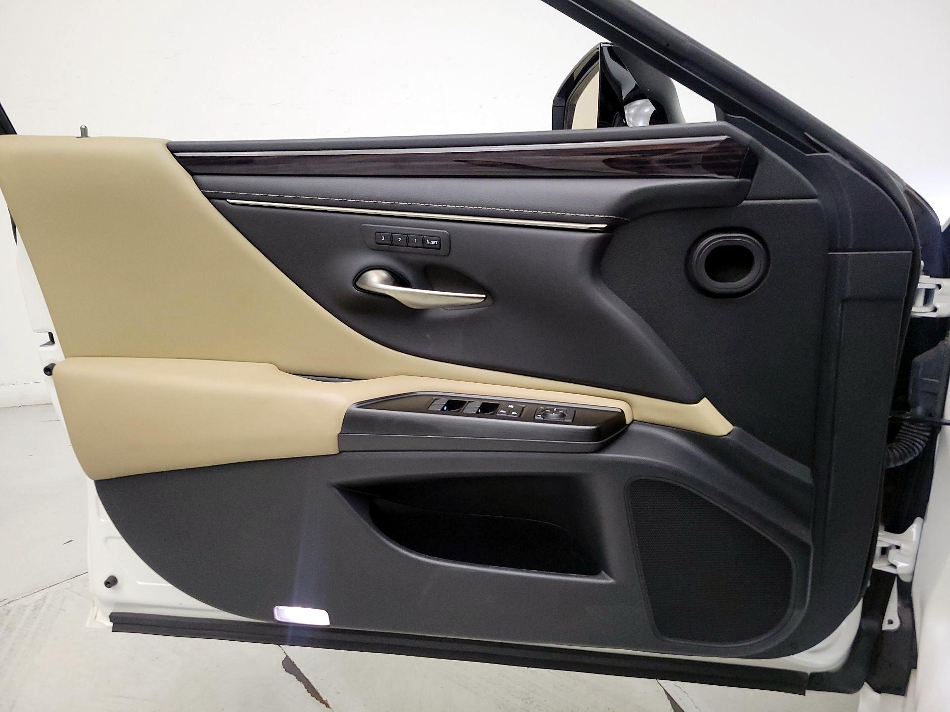 Thumbnail: 2019 Lexus ES - 12