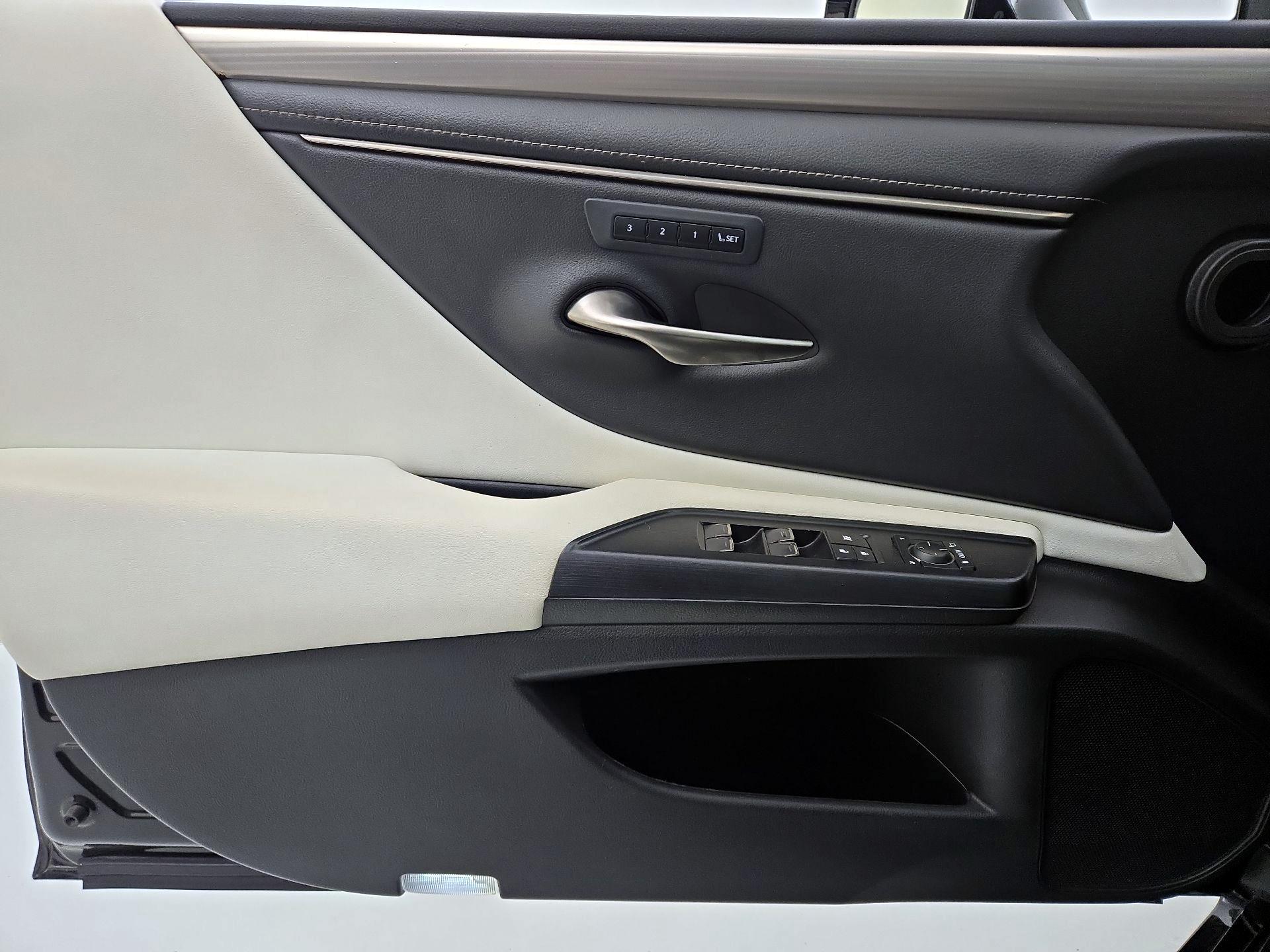 Thumbnail: 2021 Lexus ES - 12