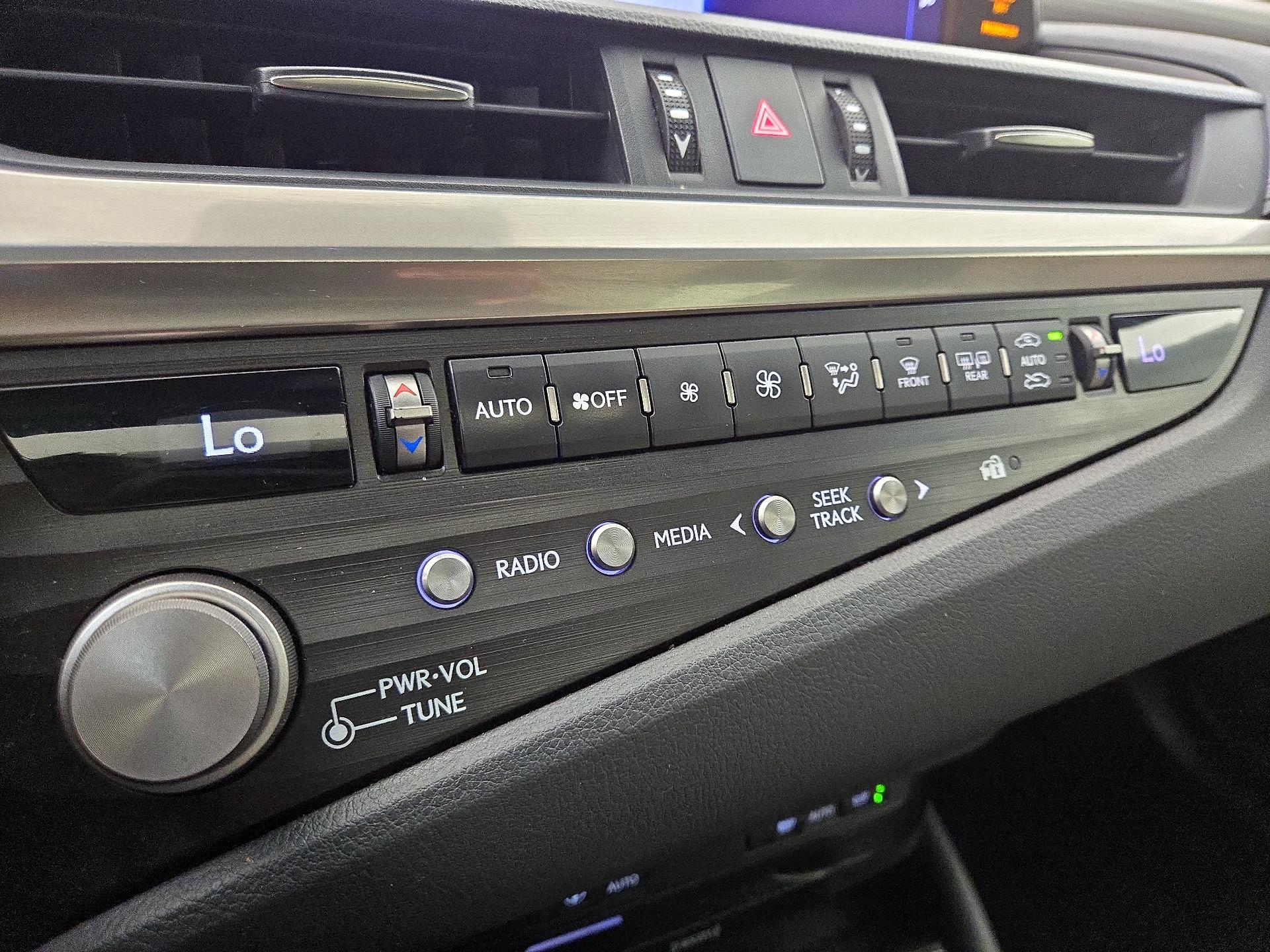 Thumbnail: 2021 Lexus ES - 16