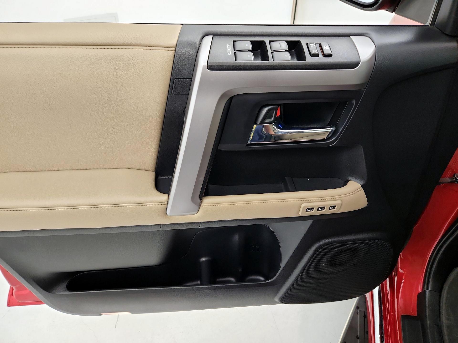 Thumbnail: 2015 Toyota 4Runner - 12