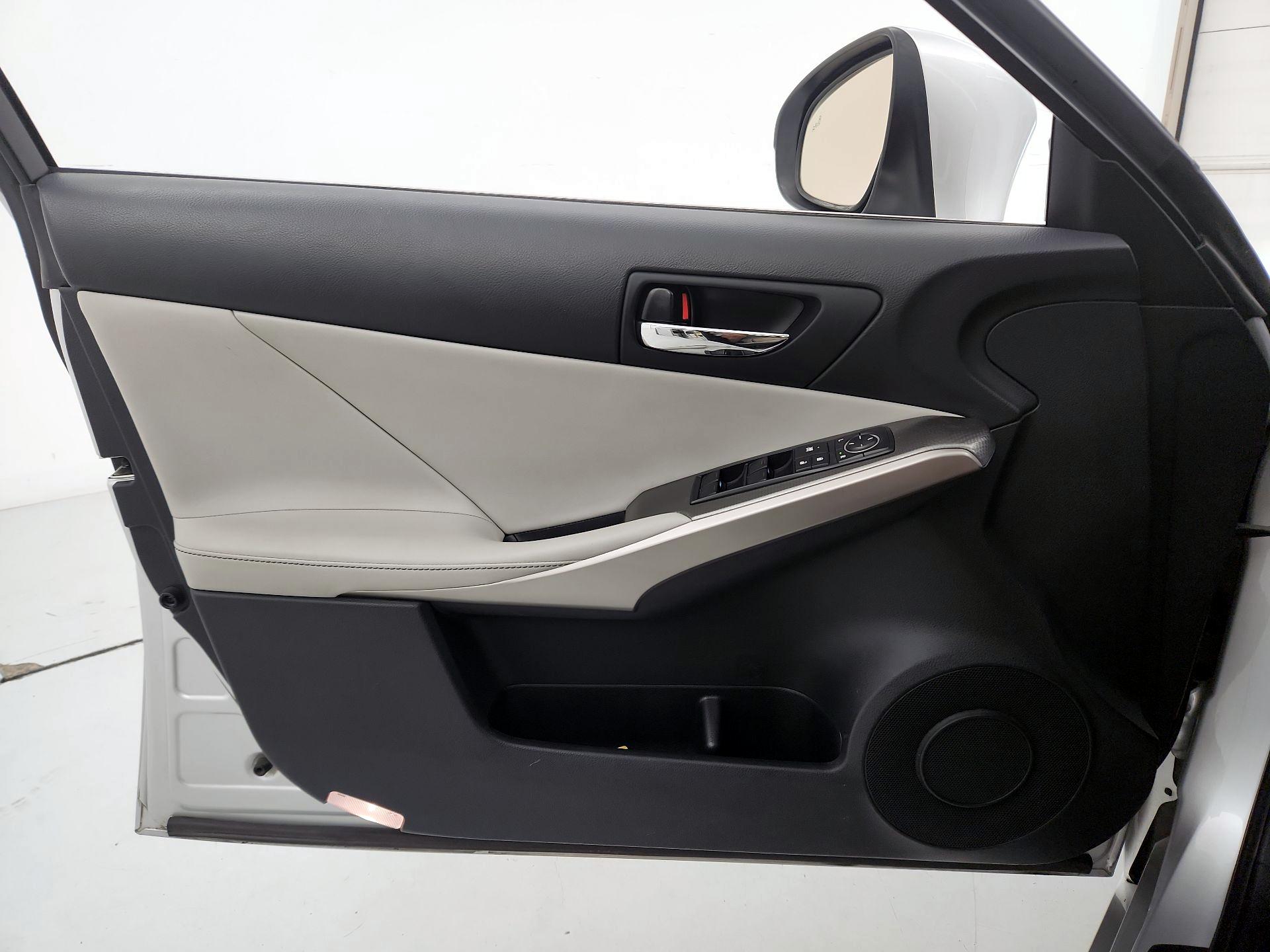 Thumbnail: 2016 Lexus IS - 12