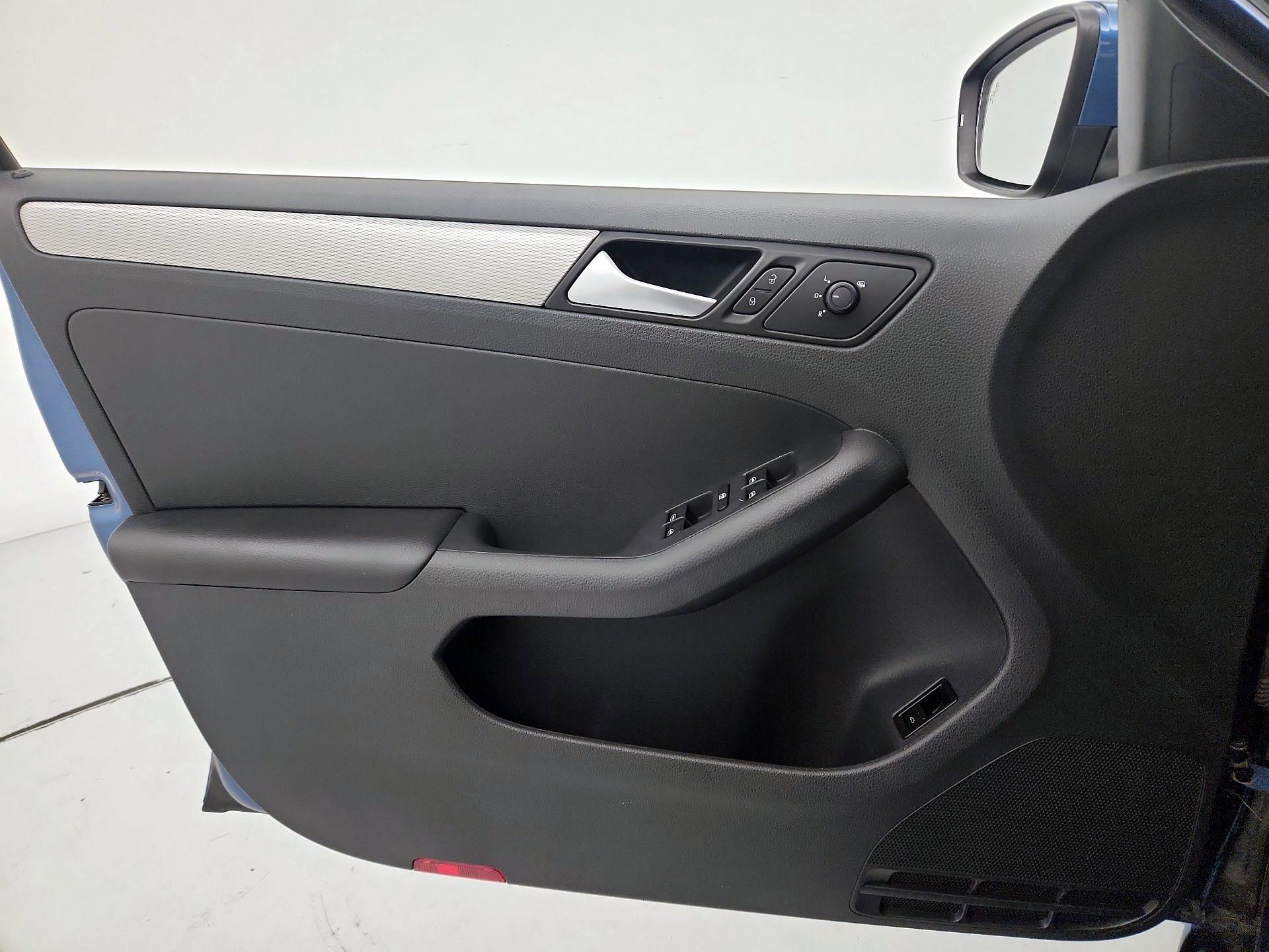 Thumbnail: 2017 Volkswagen Jetta - 12