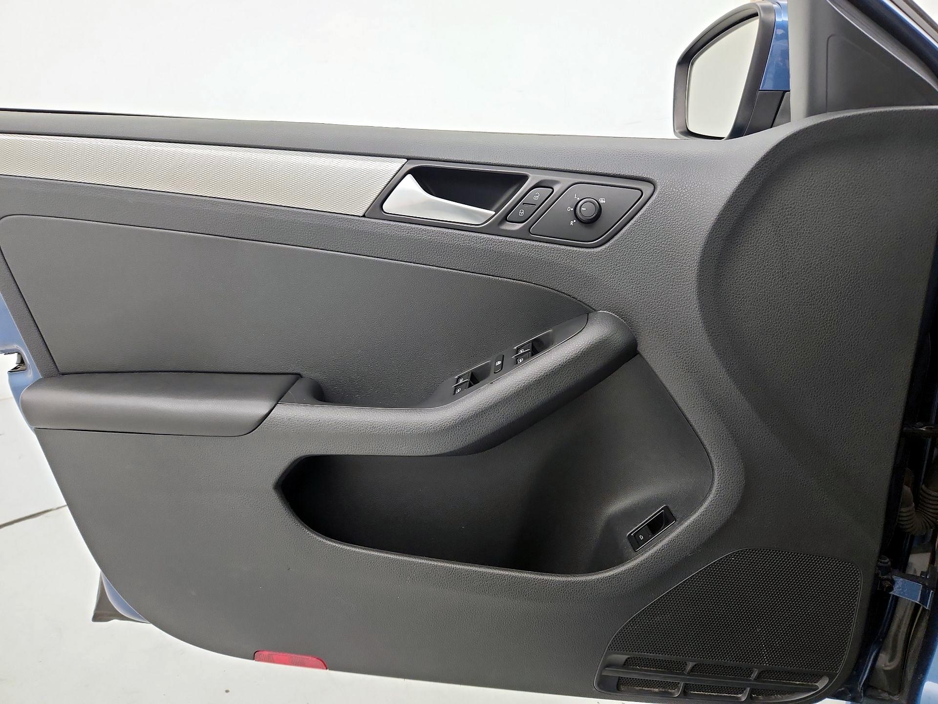 Thumbnail: 2017 Volkswagen Jetta - 12