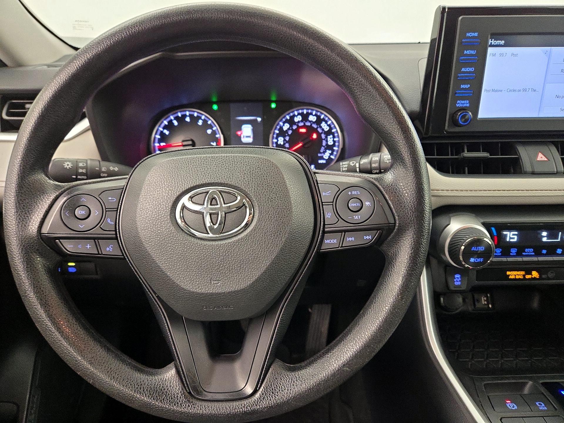 Thumbnail: 2019 Toyota RAV4 - 10