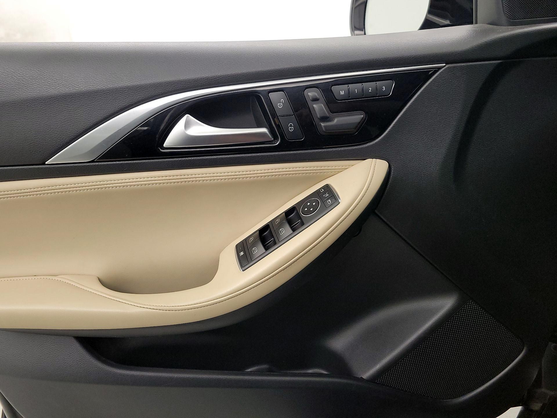Thumbnail: 2019 INFINITI QX30 - 12
