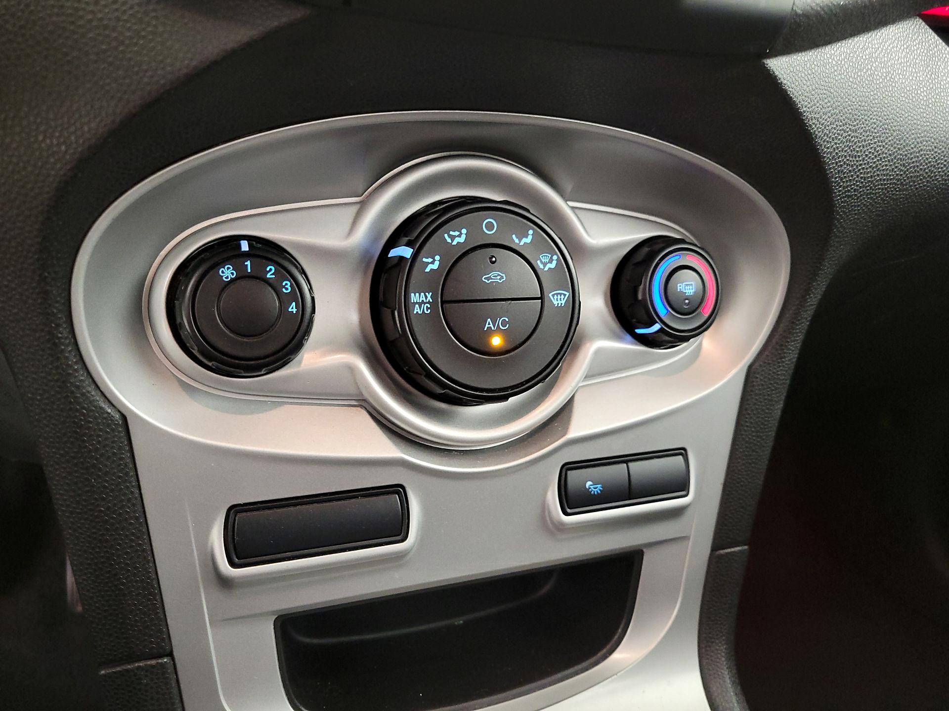 Thumbnail: 2015 Ford Fiesta - 15