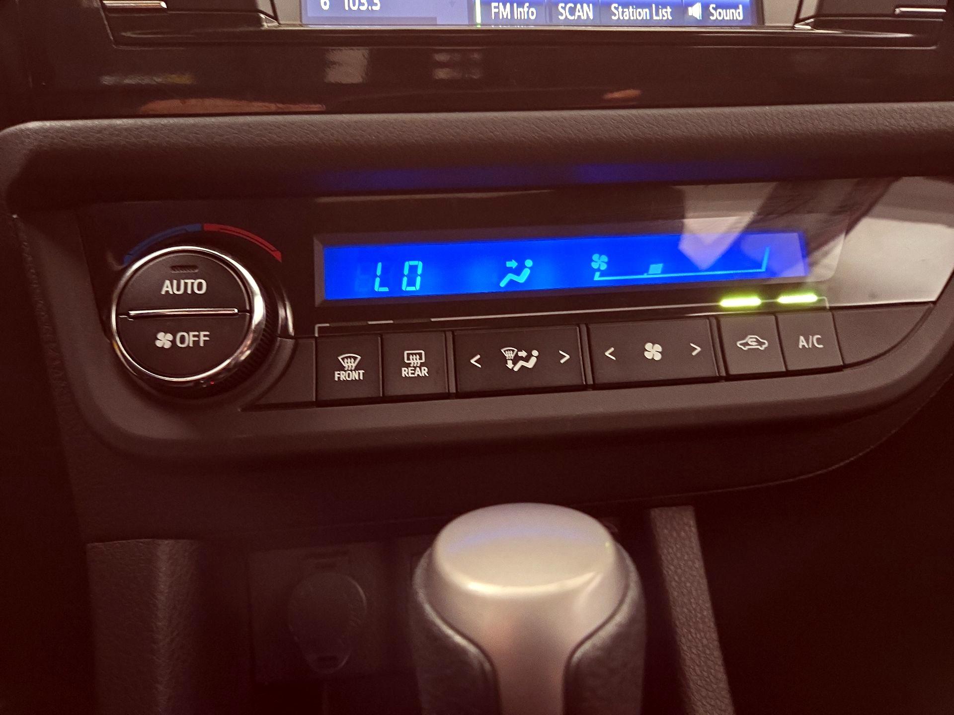 Thumbnail: 2015 Toyota Corolla - 16