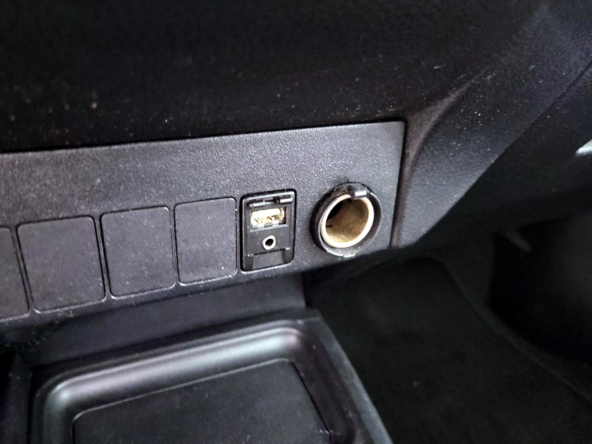 Thumbnail: 2013 Toyota RAV4 - 18
