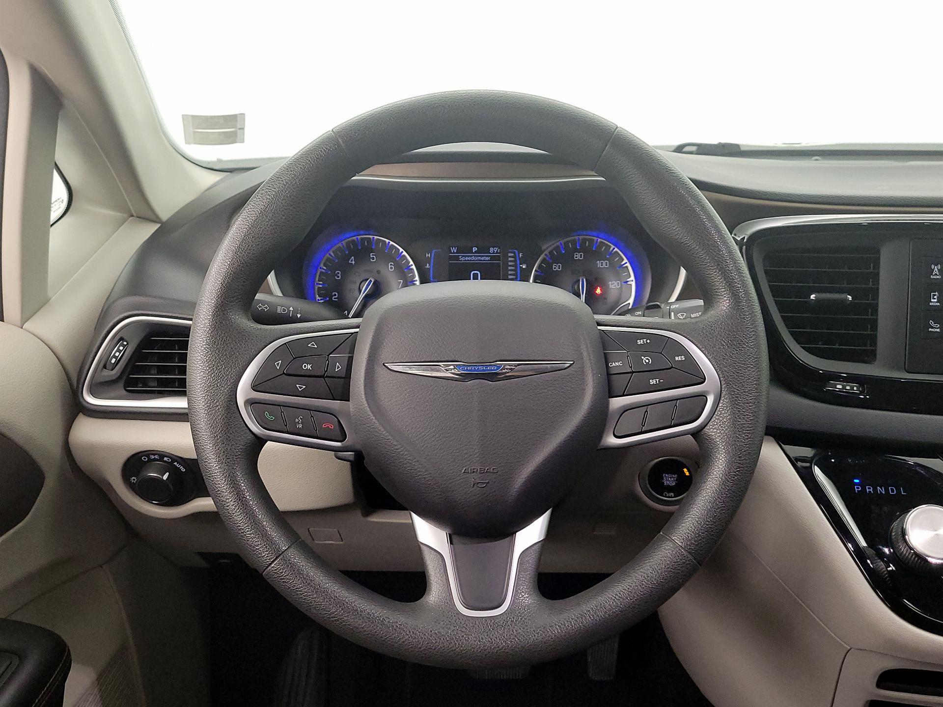 Thumbnail: 2017 Chrysler Pacifica - 10