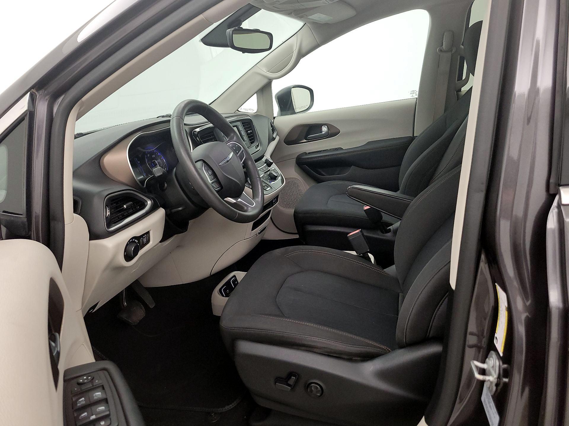 Thumbnail: 2017 Chrysler Pacifica - 11