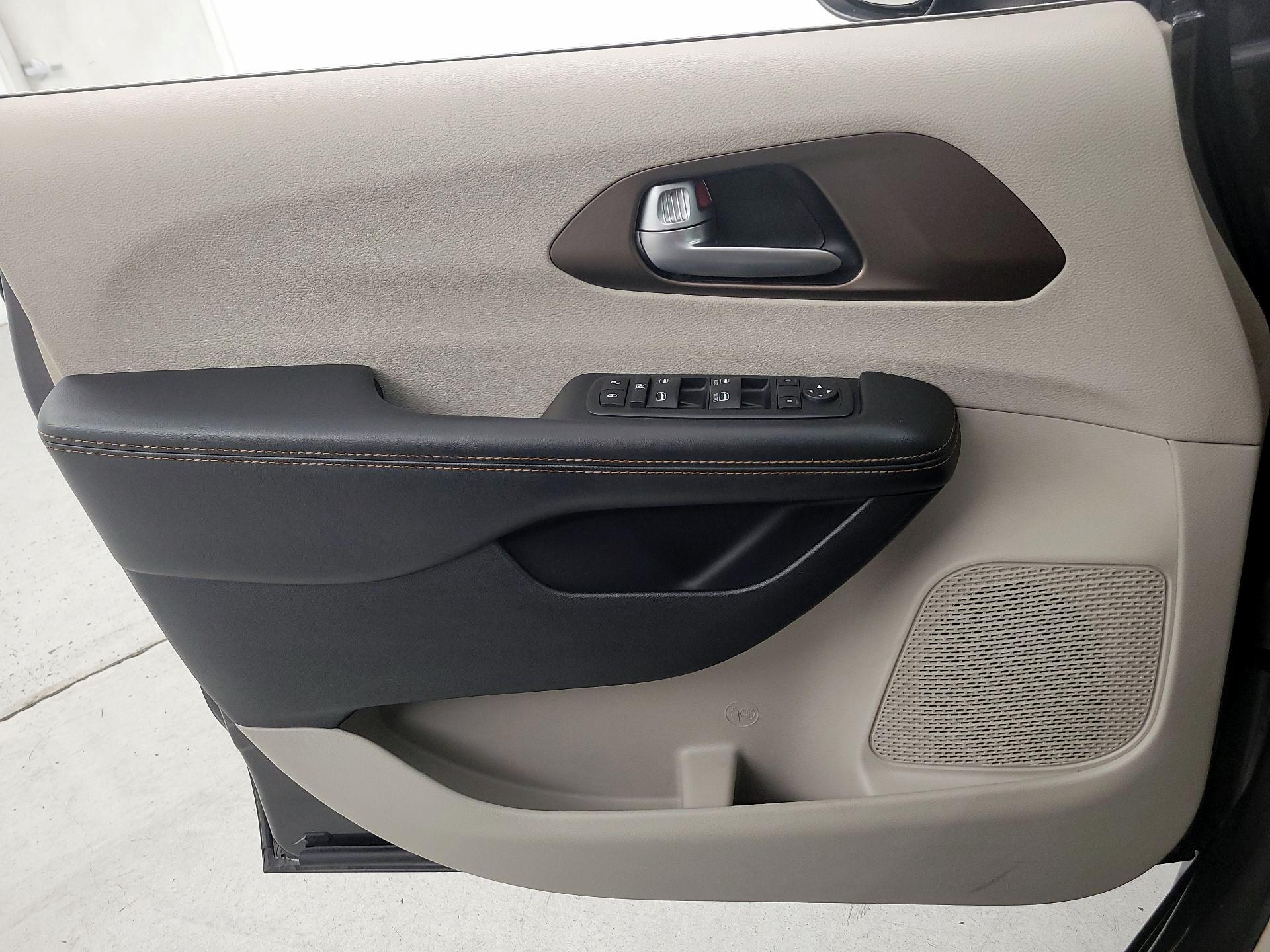 Thumbnail: 2017 Chrysler Pacifica - 12