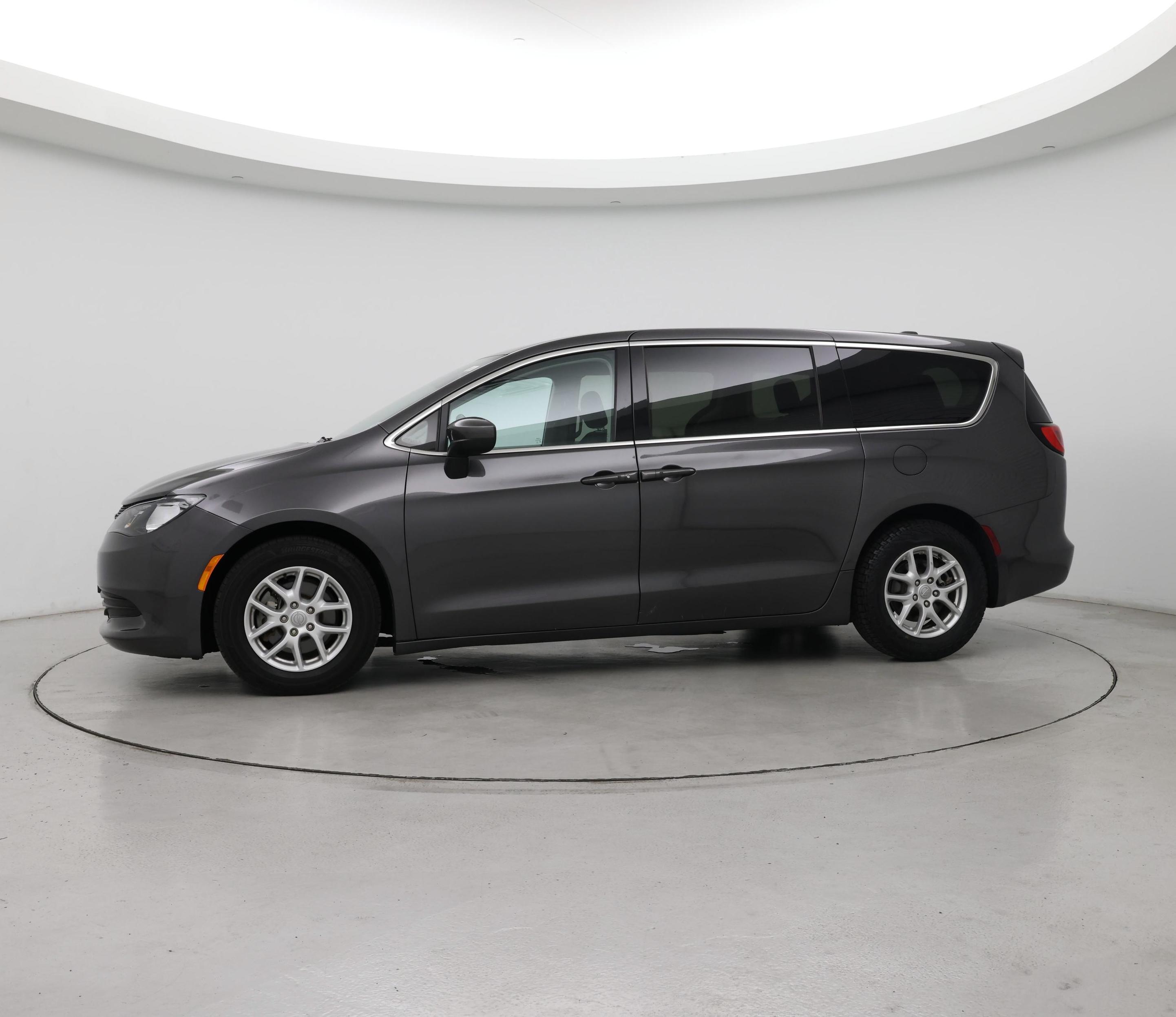Thumbnail: 2017 Chrysler Pacifica - 3