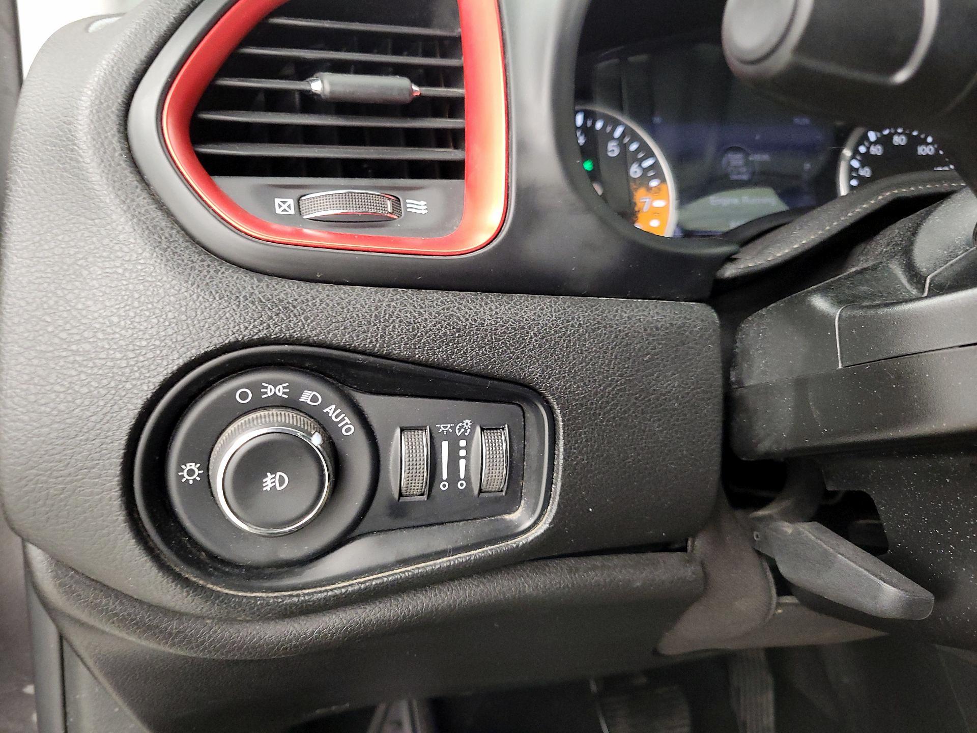 Thumbnail: 2018 Jeep Renegade - 13