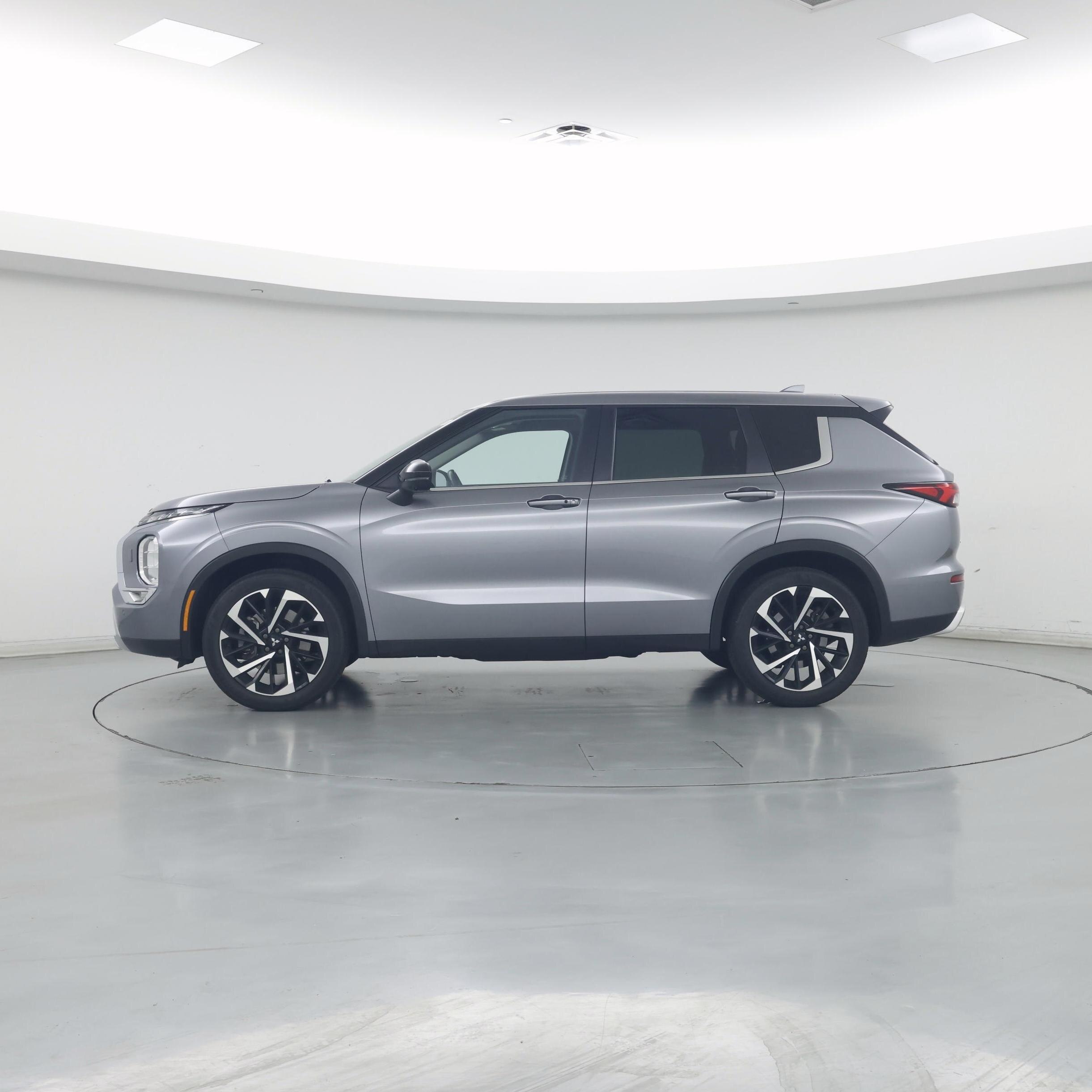 Thumbnail: 2022 Mitsubishi Outlander - 3