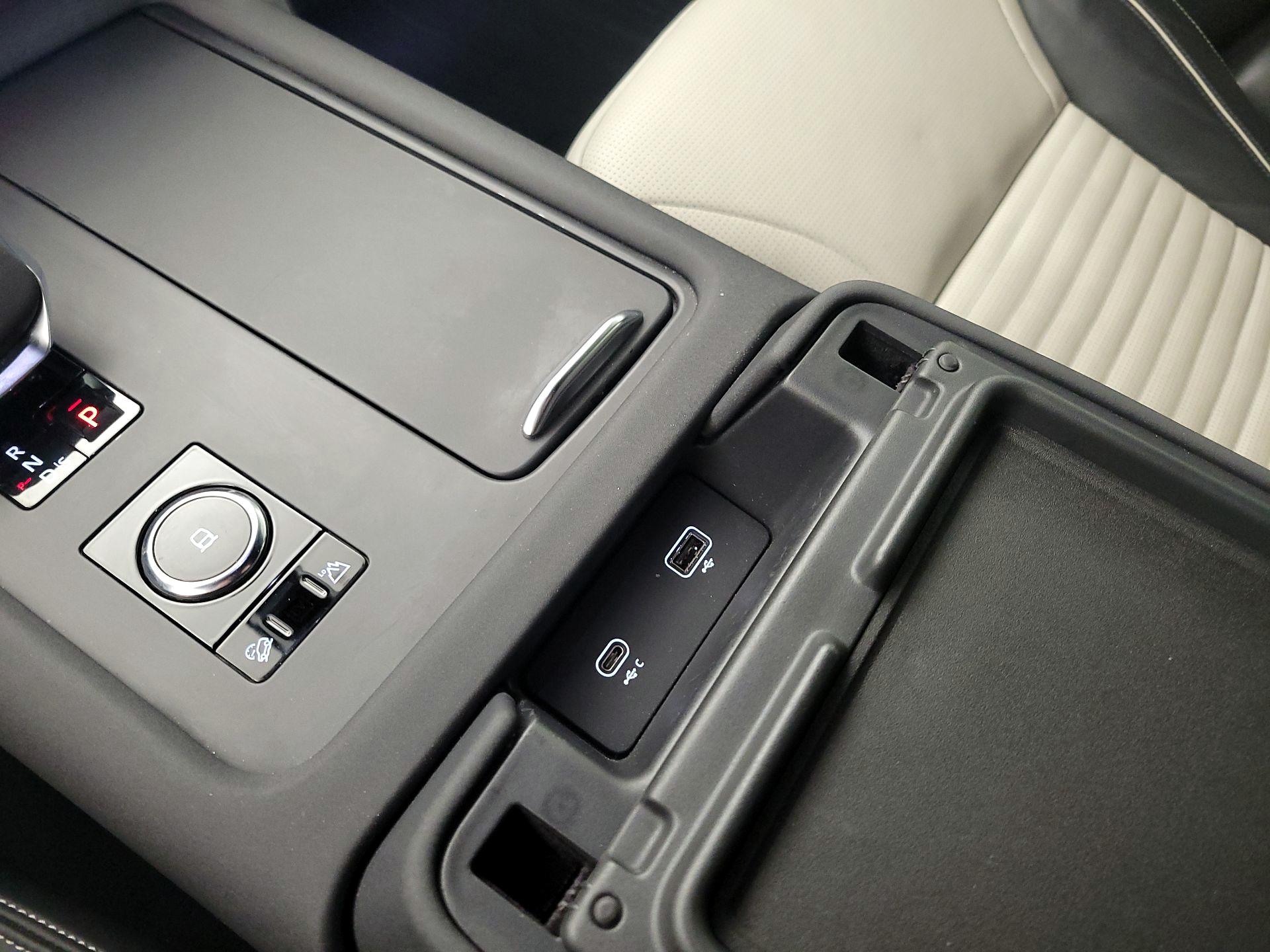 Thumbnail: 2021 Land Rover Discovery - 19