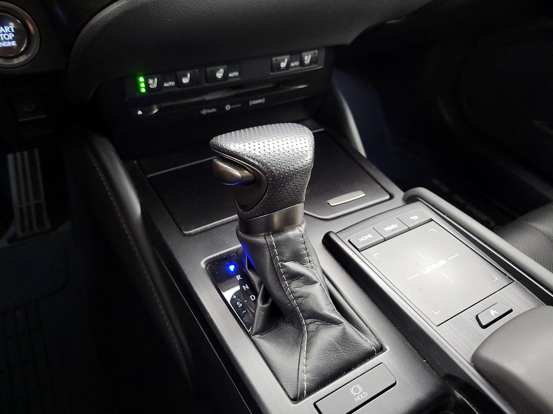 Thumbnail: 2020 Lexus ES - 16