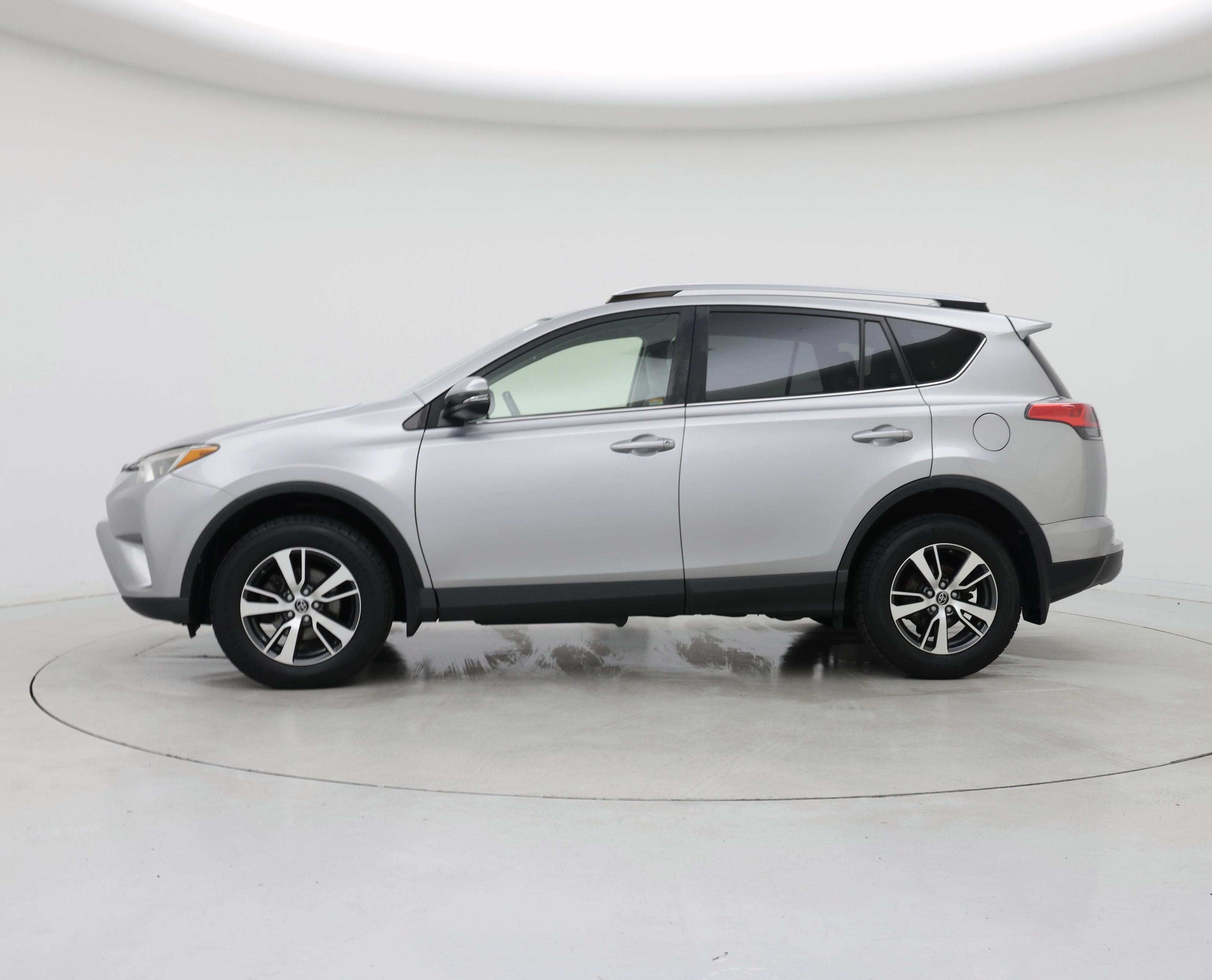 Thumbnail: 2018 Toyota RAV4 - 3