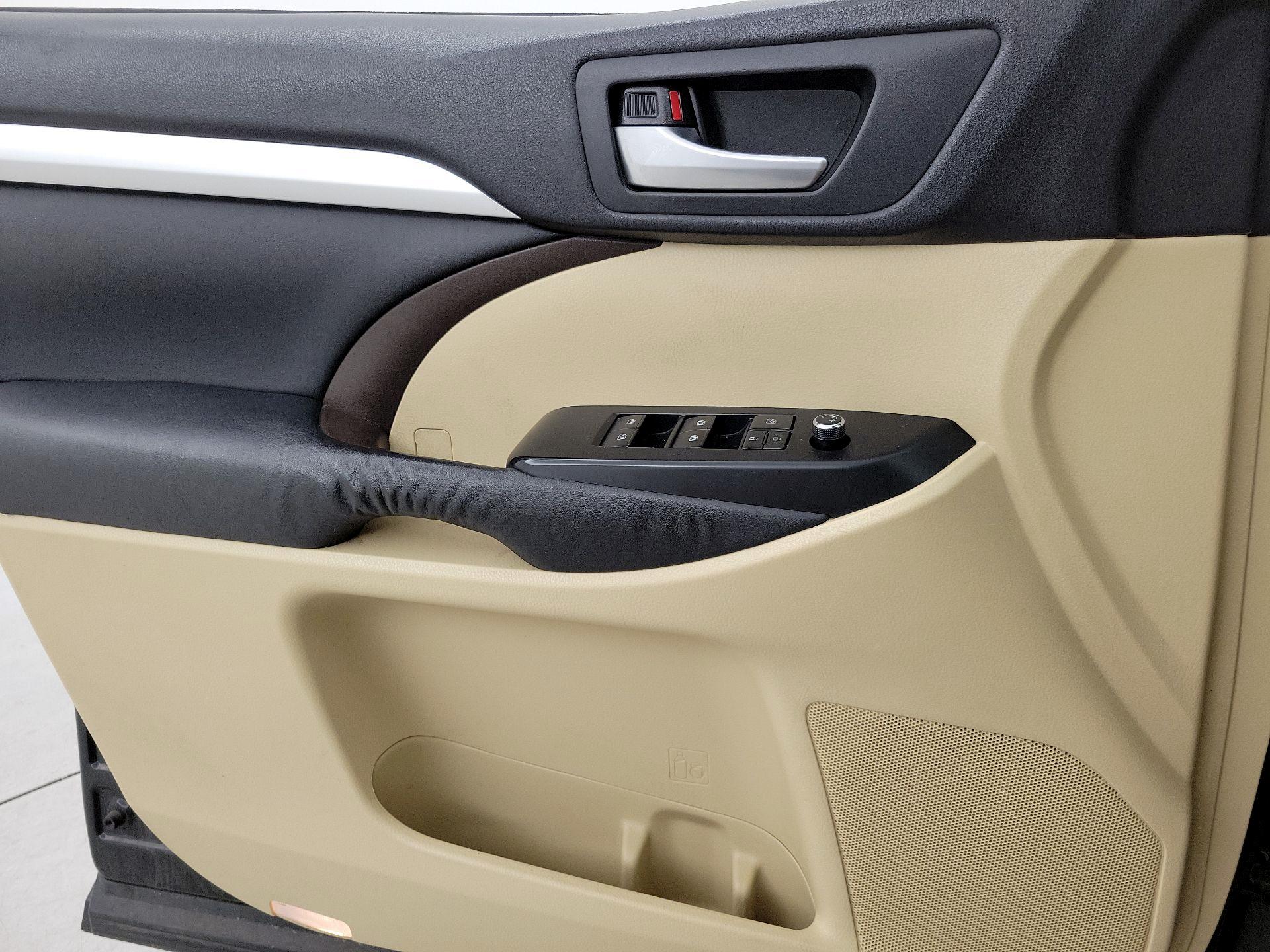 Thumbnail: 2015 Toyota Highlander - 12