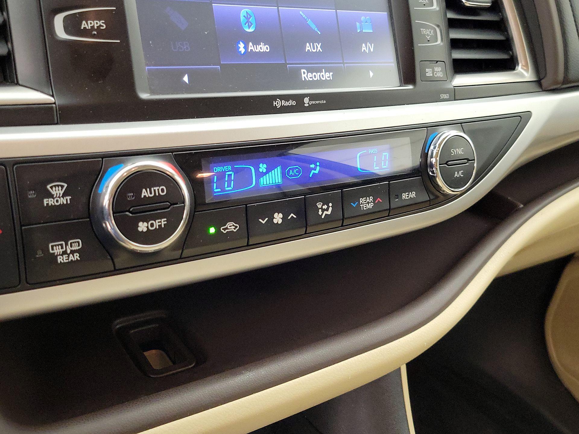 Thumbnail: 2015 Toyota Highlander - 16