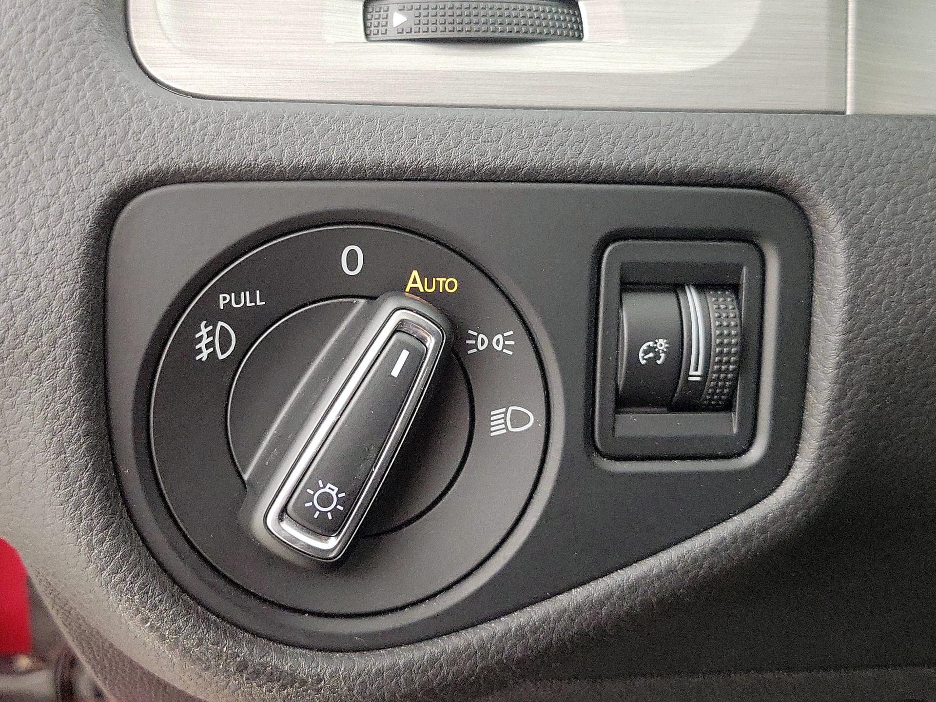 Thumbnail: 2016 Volkswagen Golf - 13