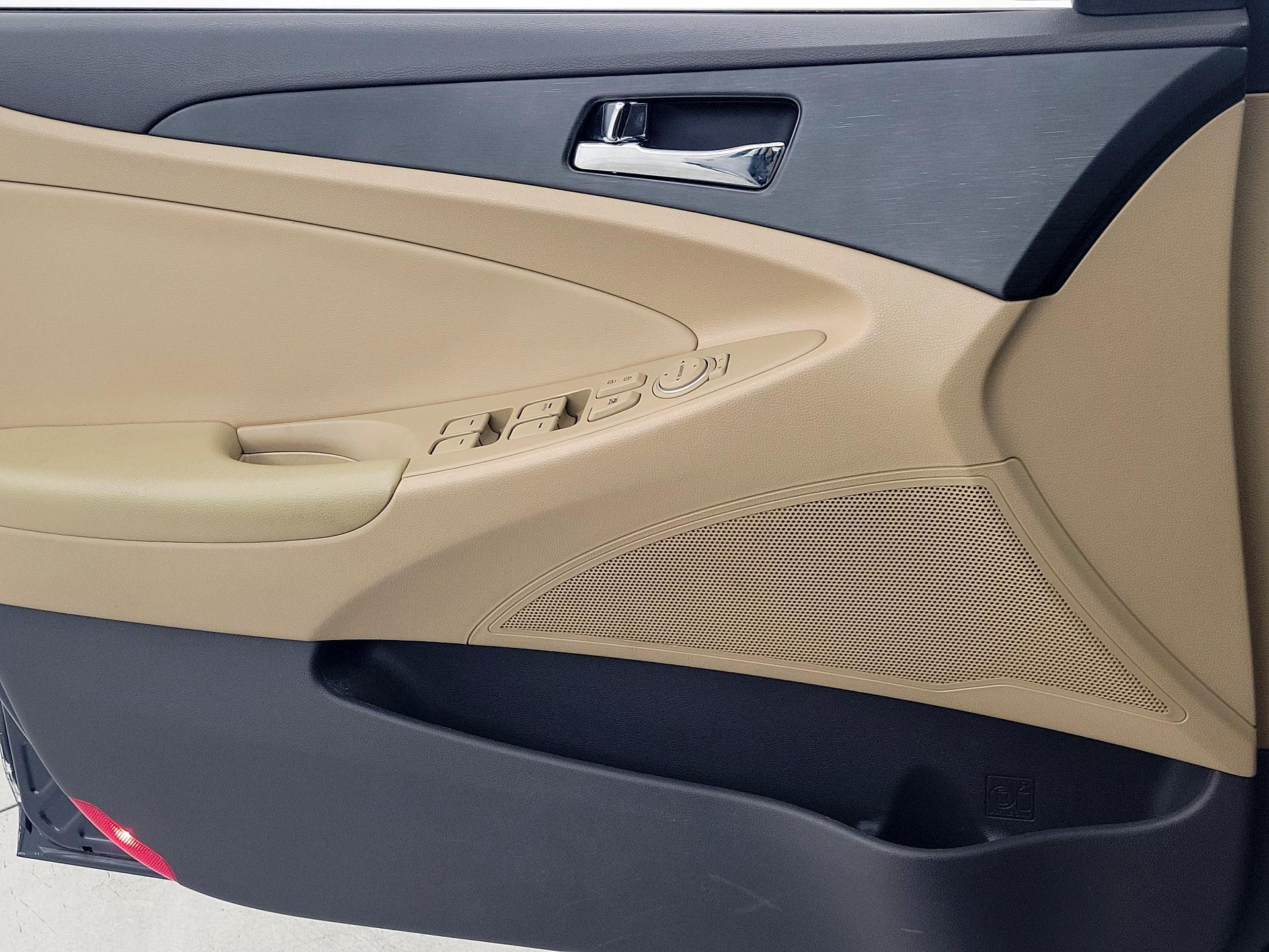 Thumbnail: 2013 Hyundai Sonata - 12