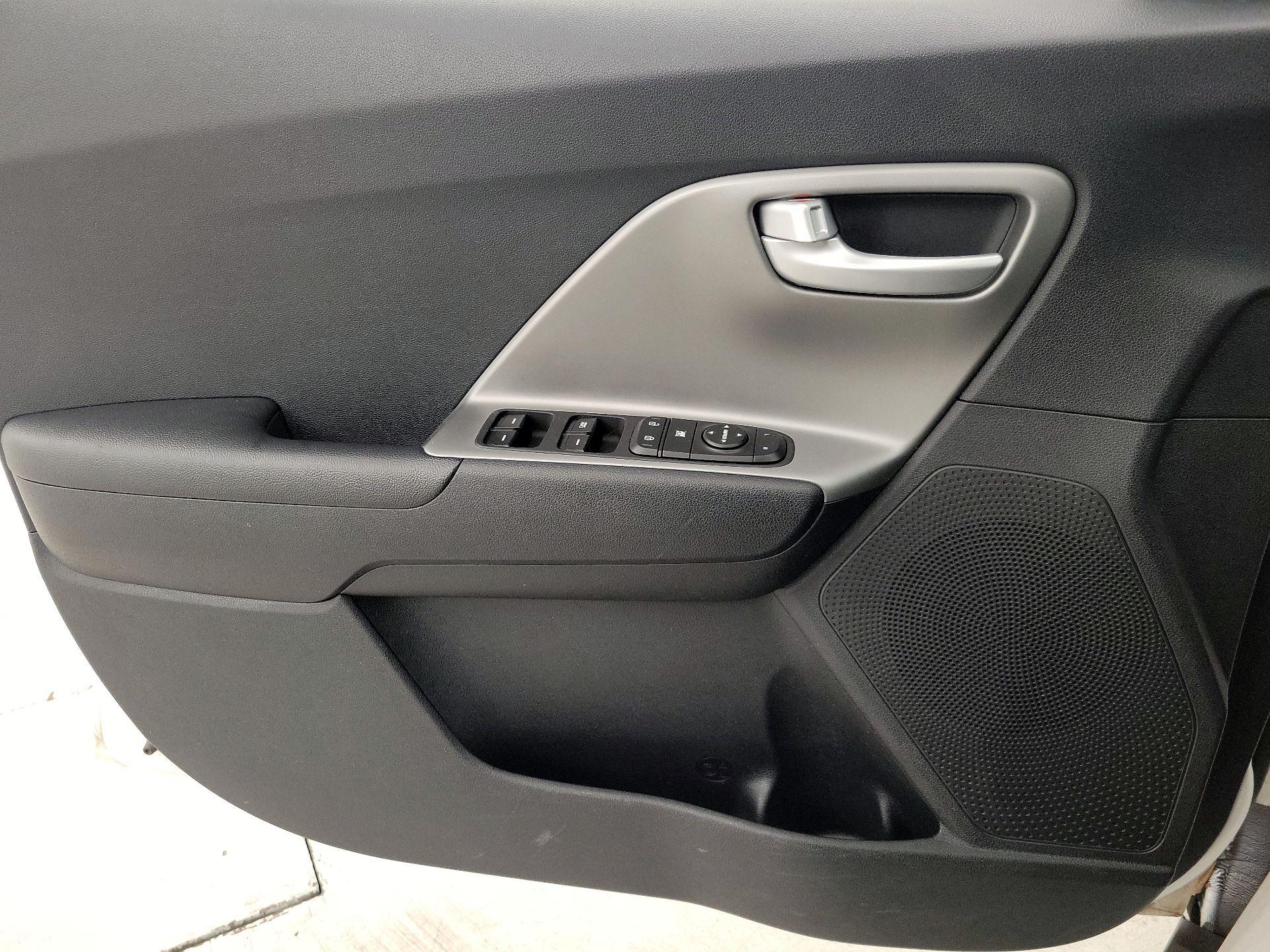 Thumbnail: 2017 Kia Niro - 12