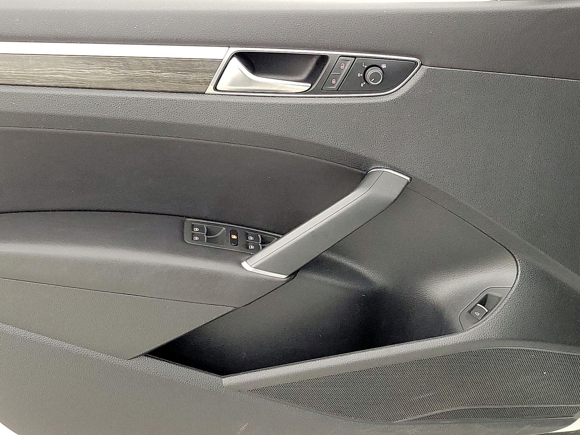 Thumbnail: 2016 Volkswagen Passat - 12