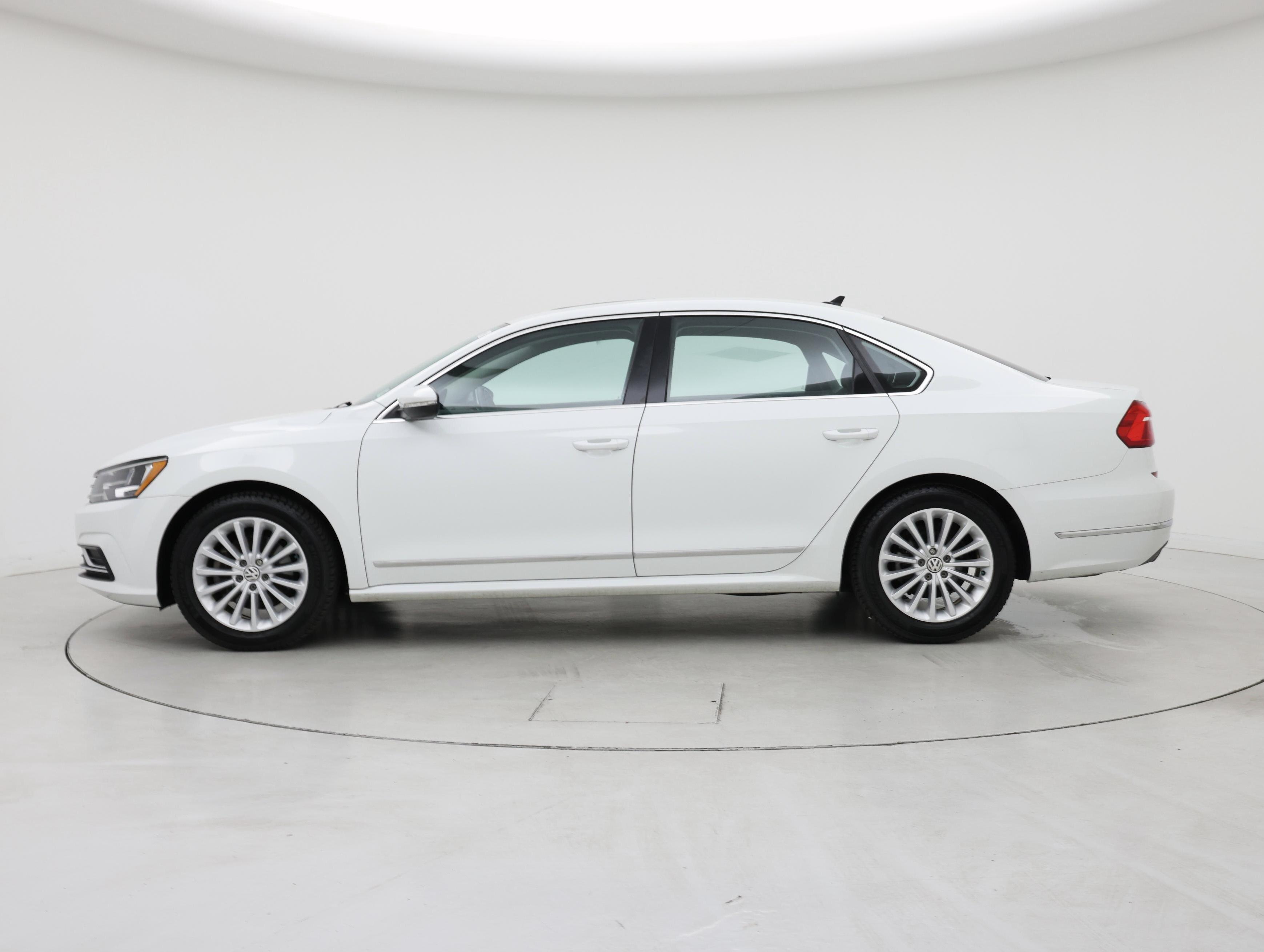 Thumbnail: 2016 Volkswagen Passat - 3