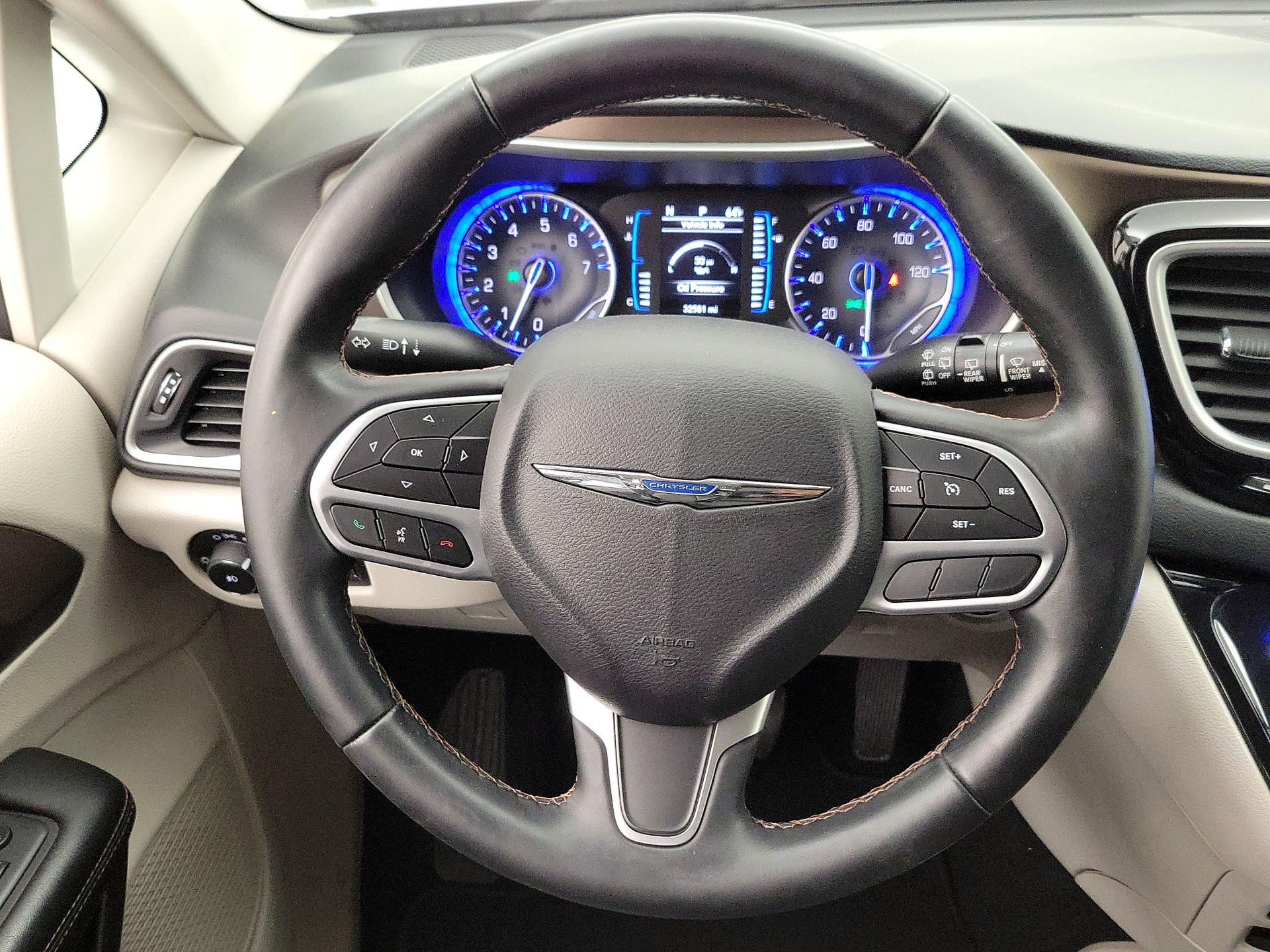 Thumbnail: 2017 Chrysler Pacifica - 10