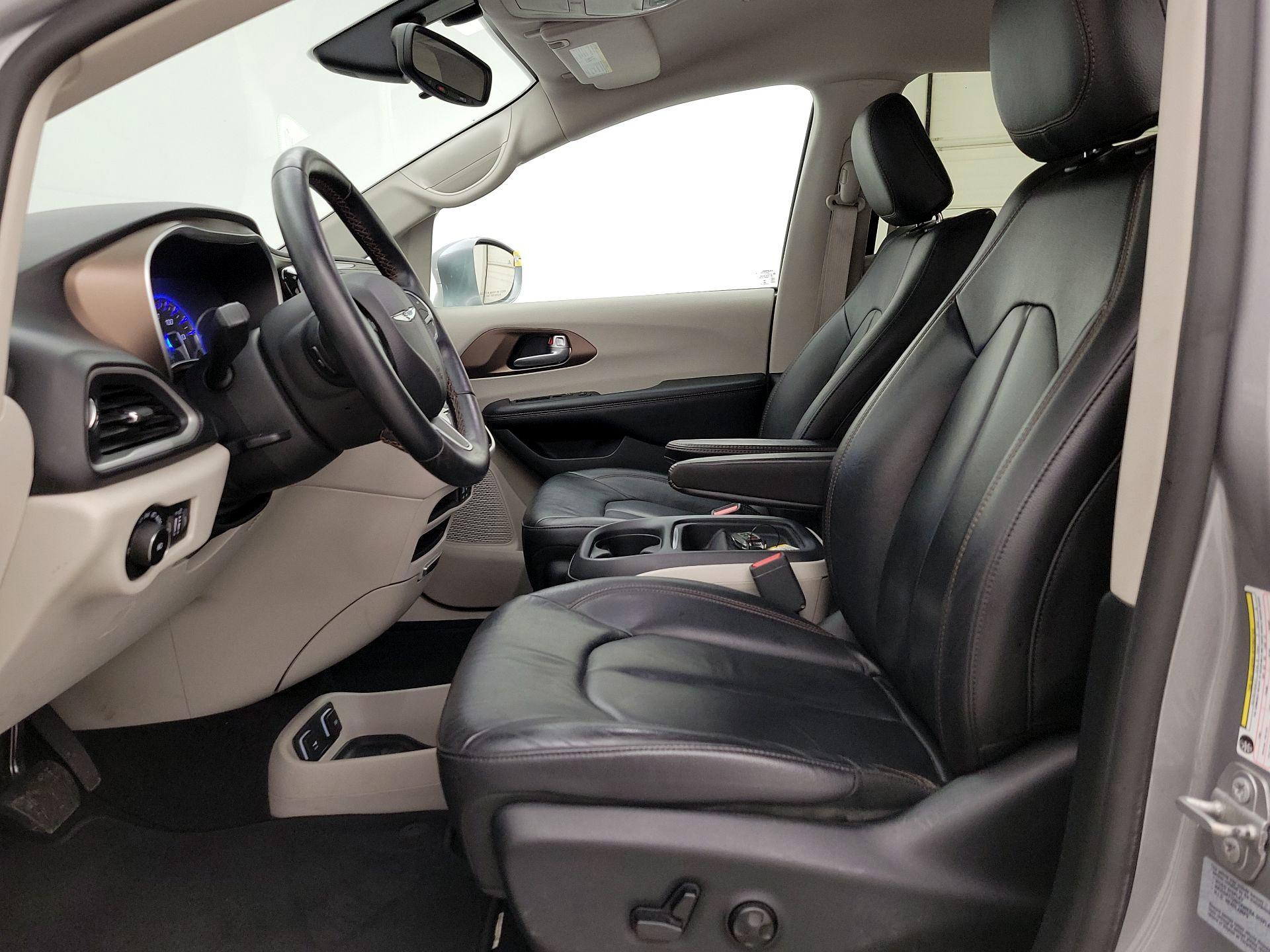 Thumbnail: 2017 Chrysler Pacifica - 11