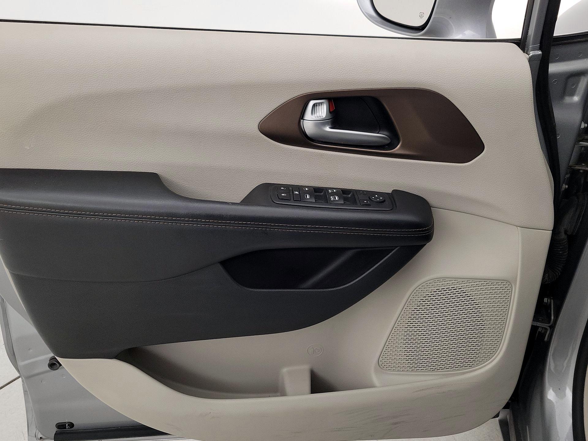 Thumbnail: 2017 Chrysler Pacifica - 12