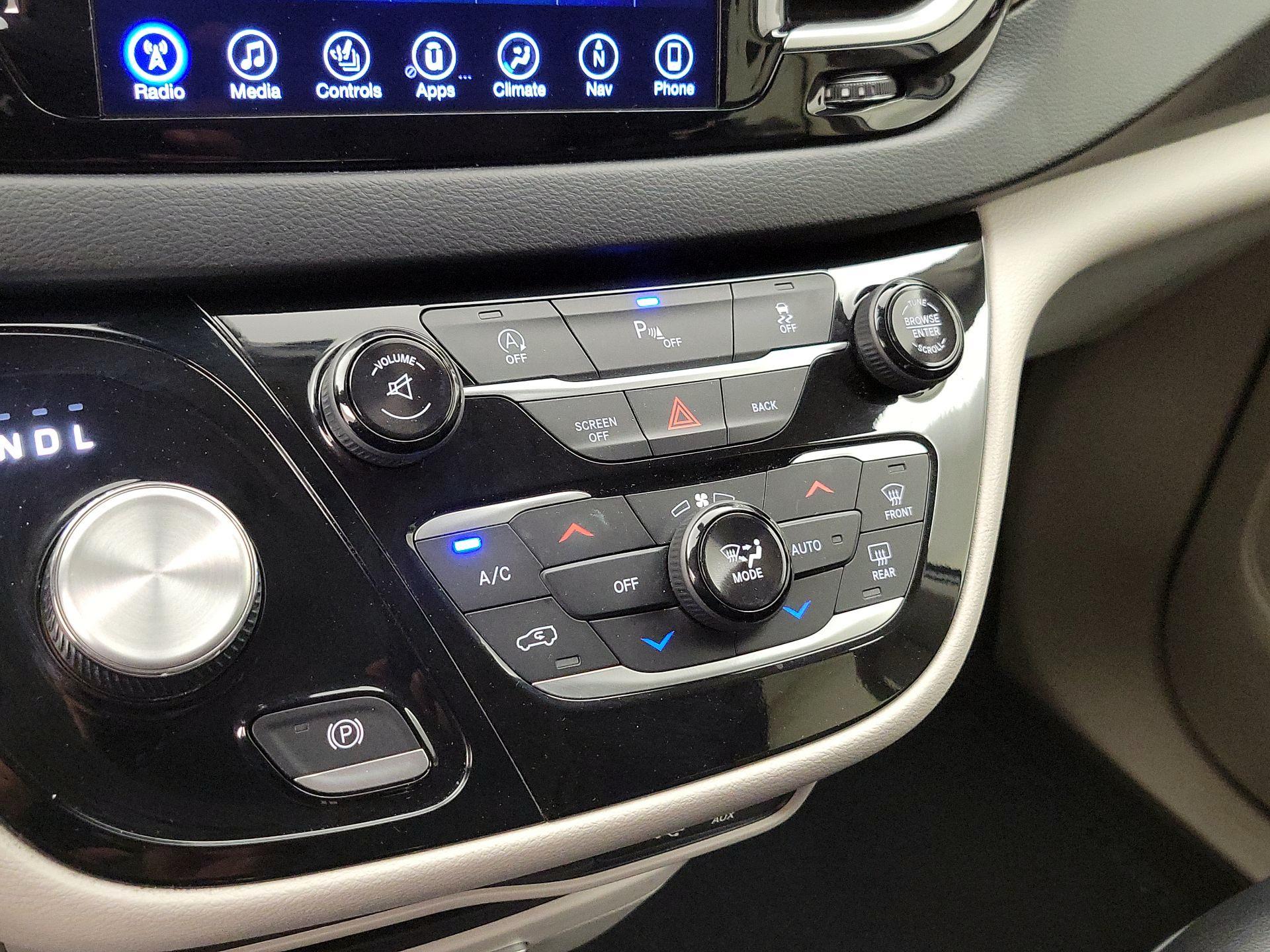 Thumbnail: 2017 Chrysler Pacifica - 17