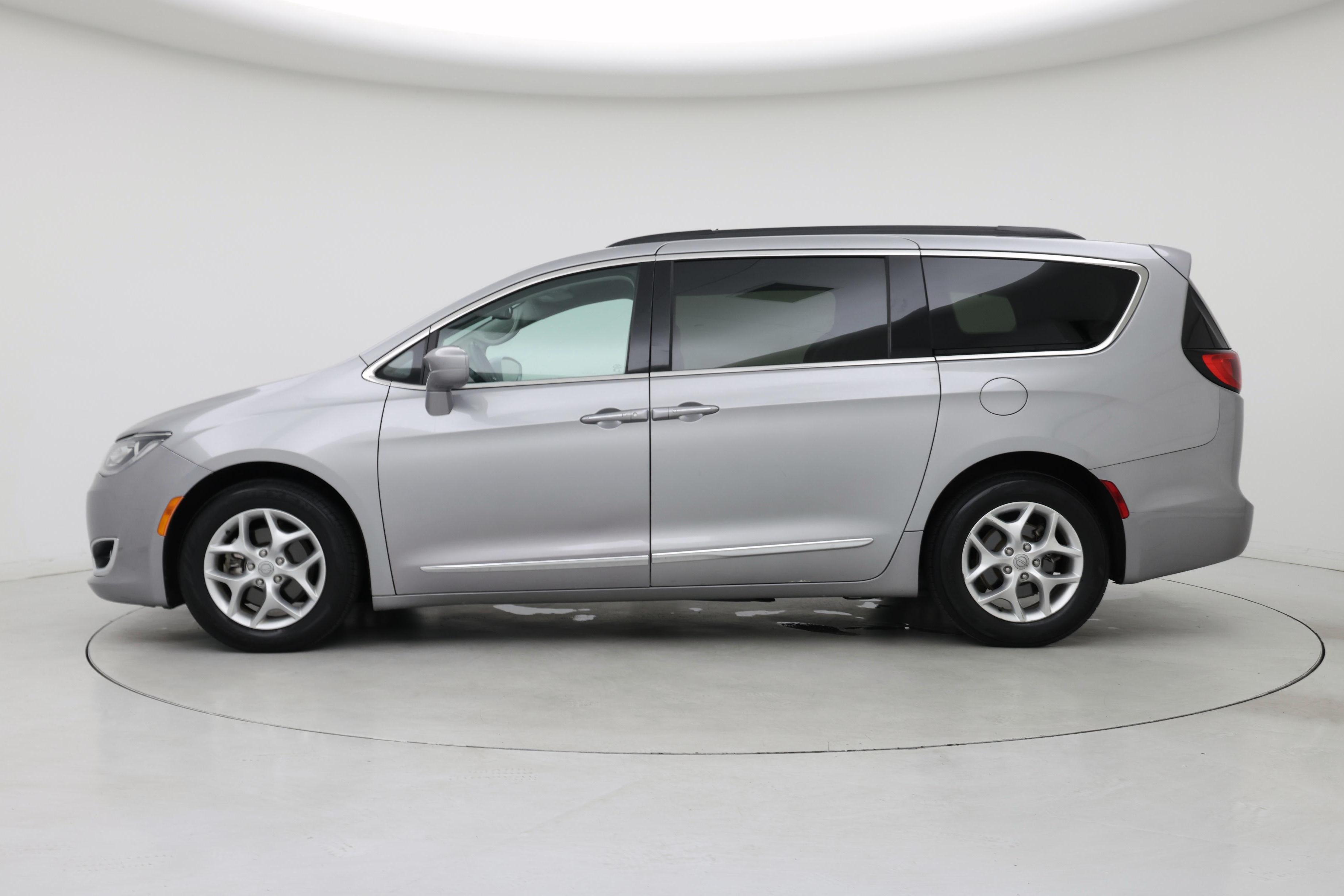 Thumbnail: 2017 Chrysler Pacifica - 3