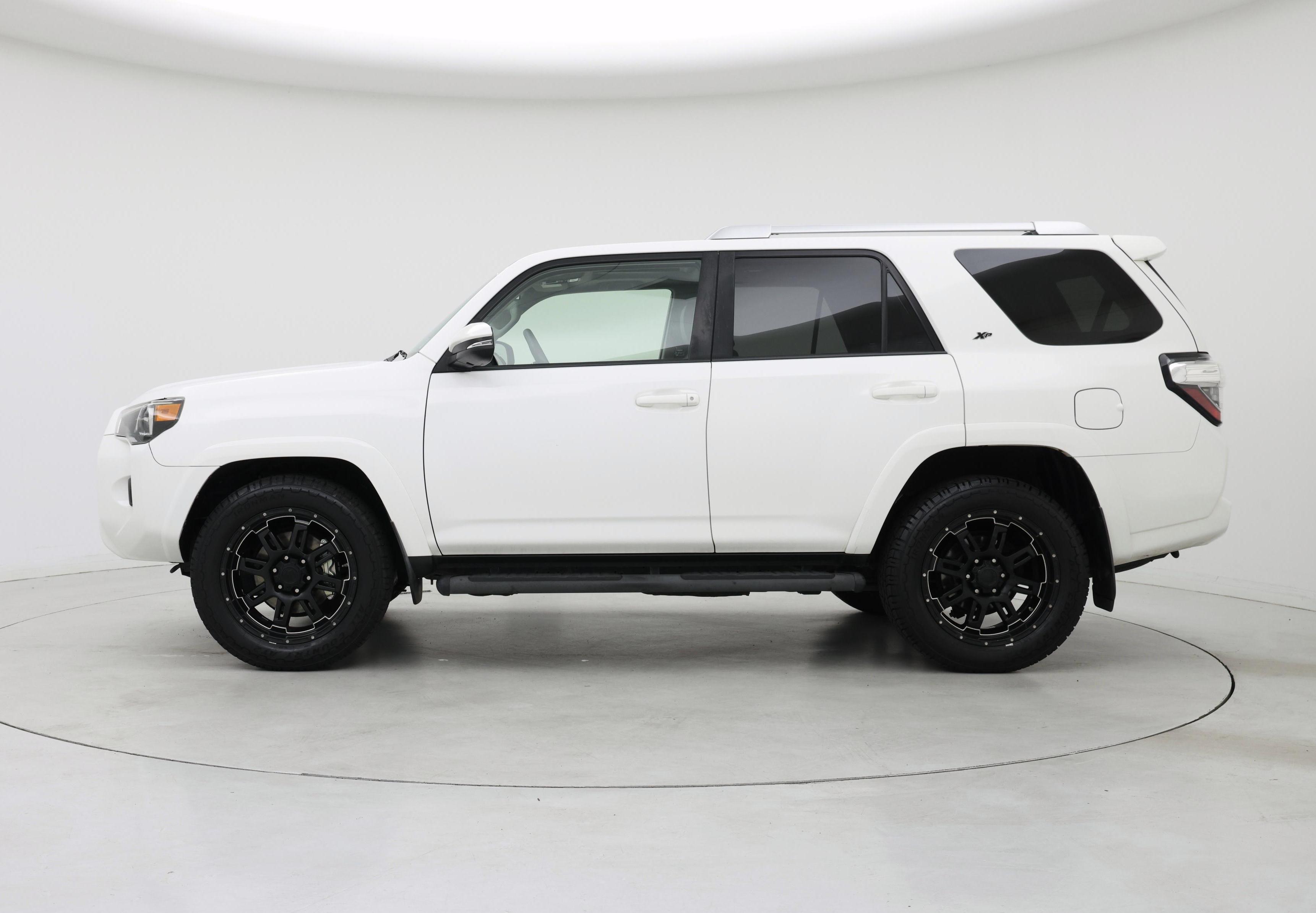 Thumbnail: 2016 Toyota 4Runner - 3