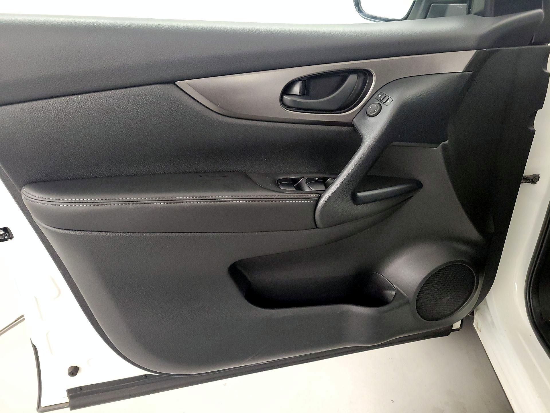 Thumbnail: 2022 Nissan Rogue Sport - 12