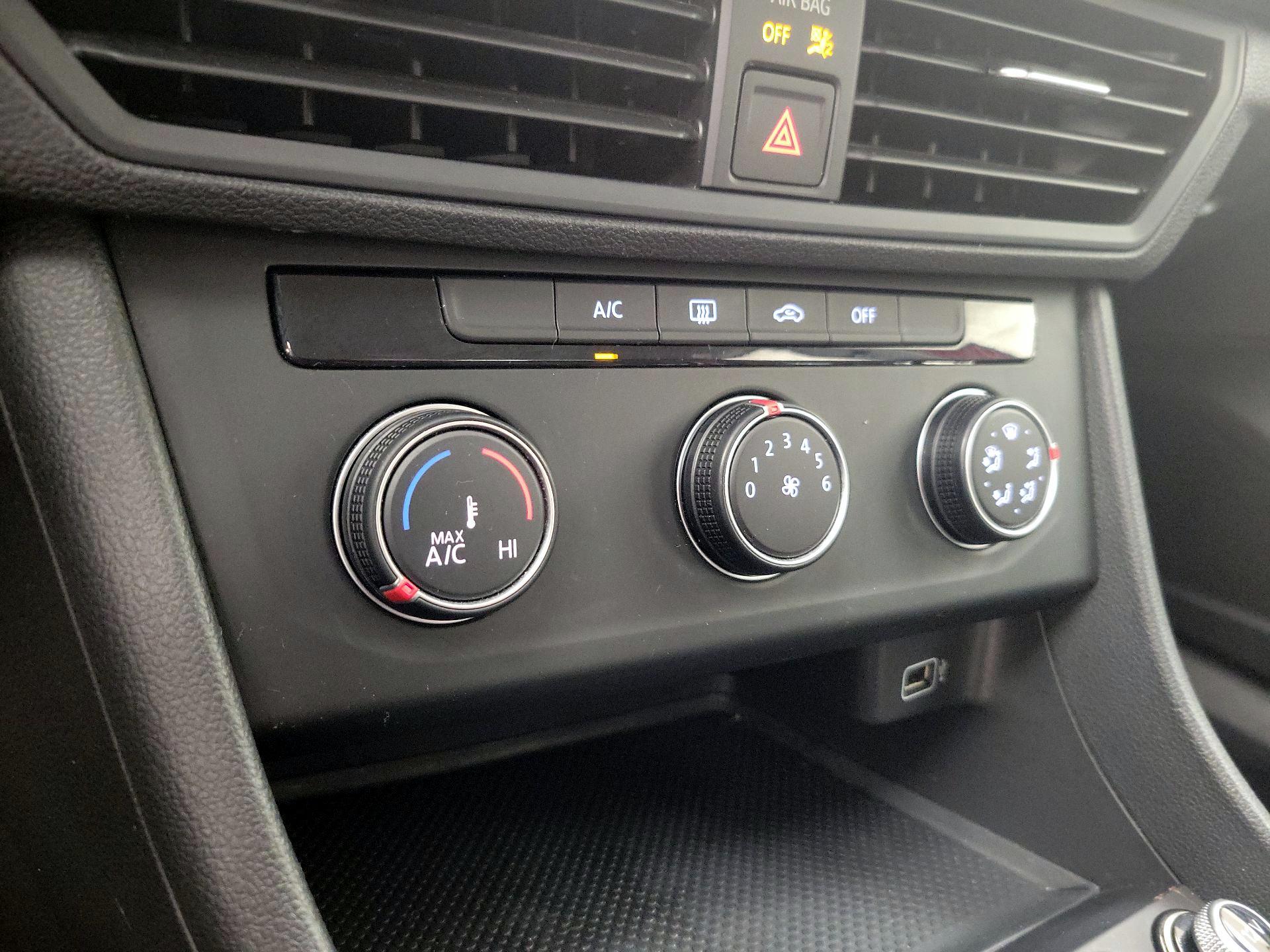 Thumbnail: 2019 Volkswagen Jetta - 16