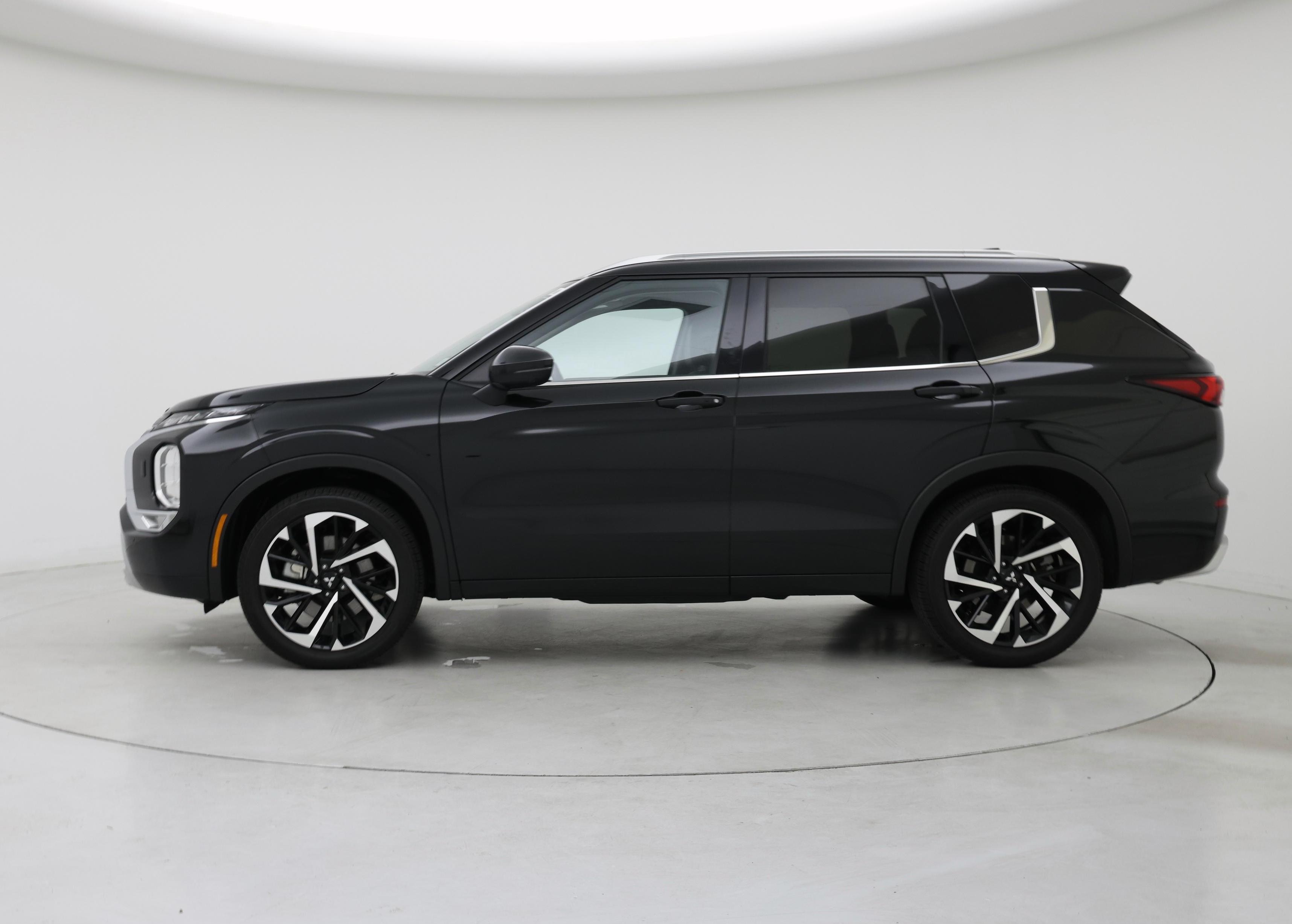 Thumbnail: 2024 Mitsubishi Outlander - 3