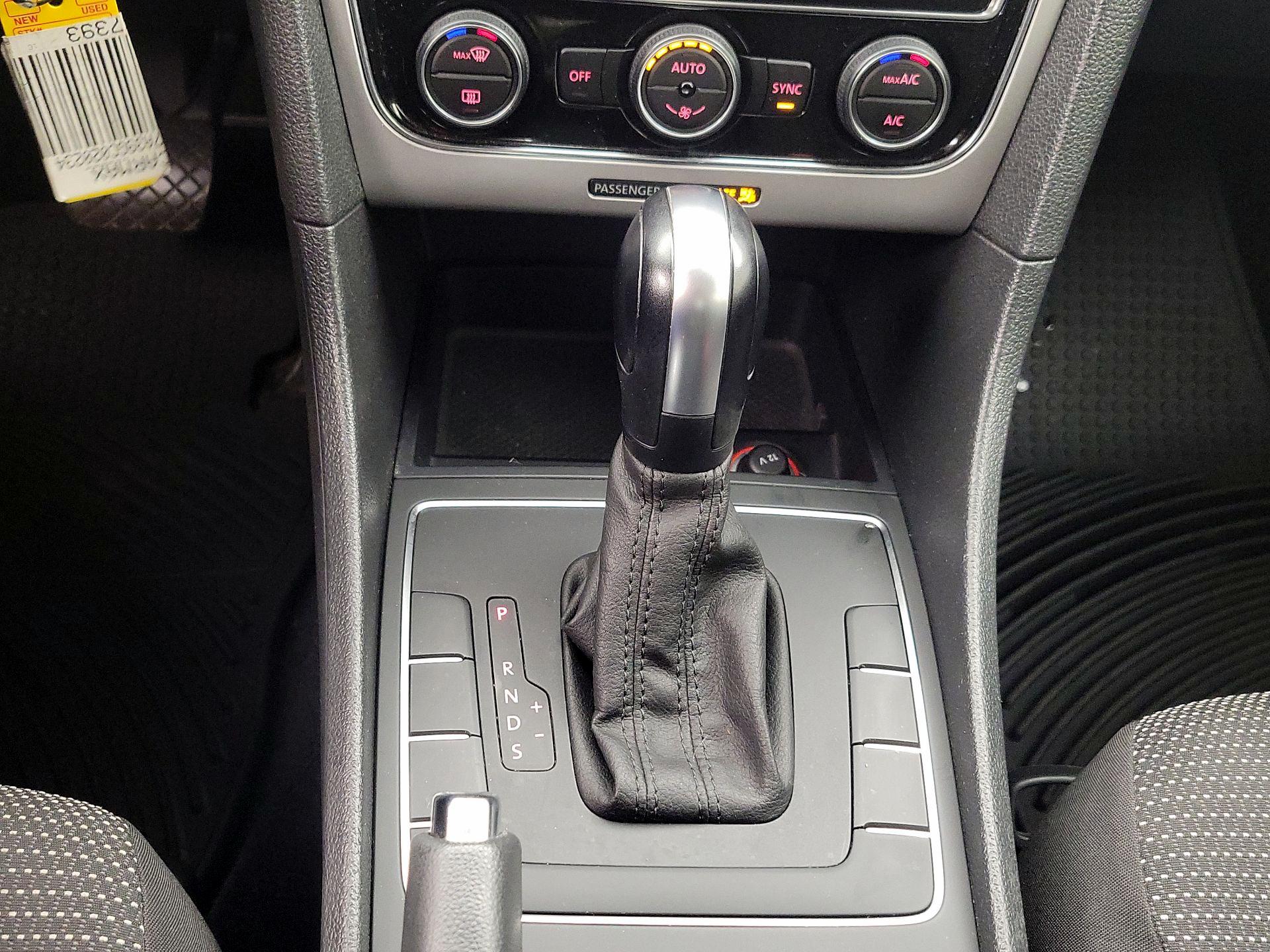 Thumbnail: 2016 Volkswagen Passat - 17